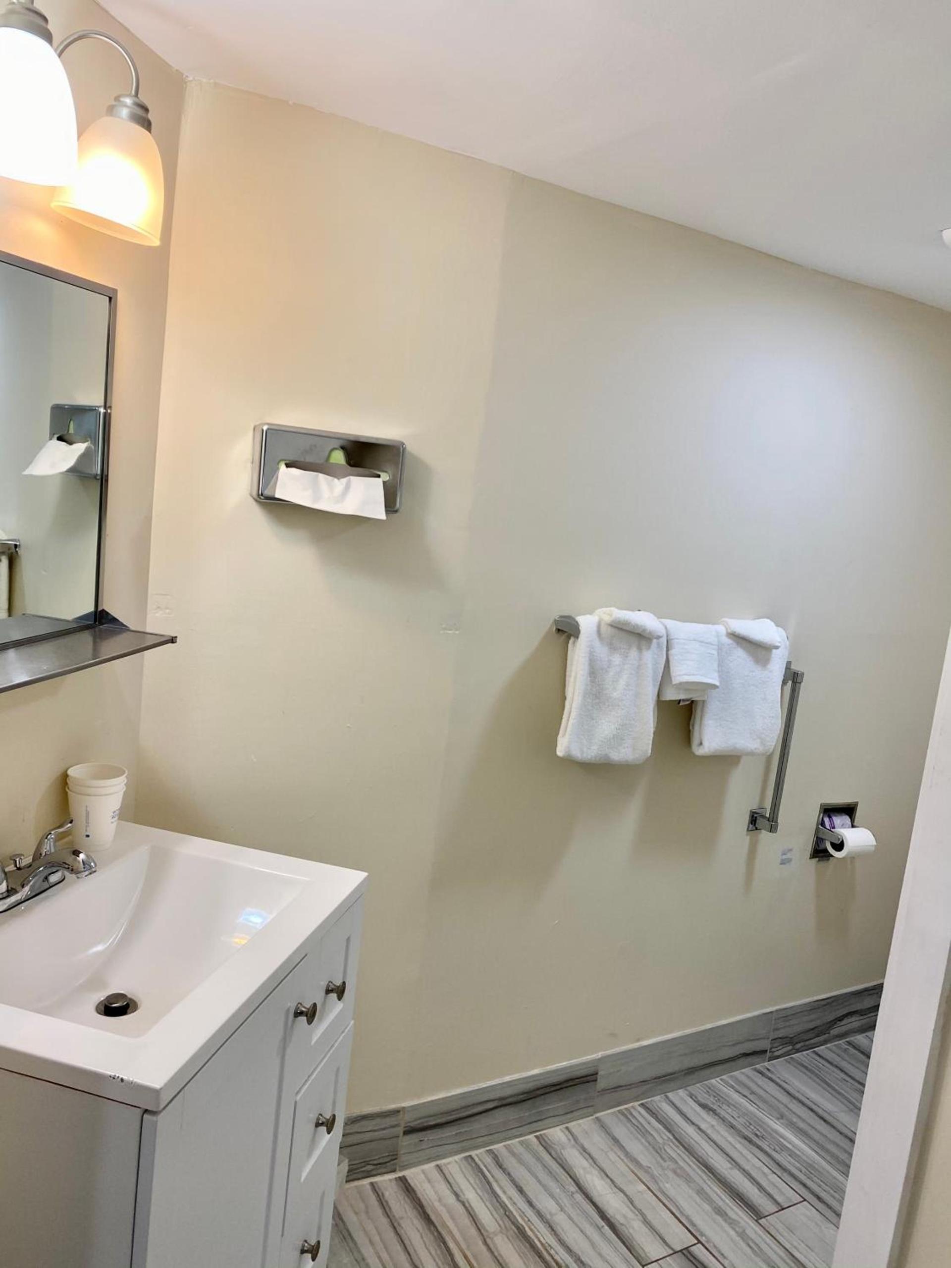 Days Inn by Wyndham Lincoln photo 32