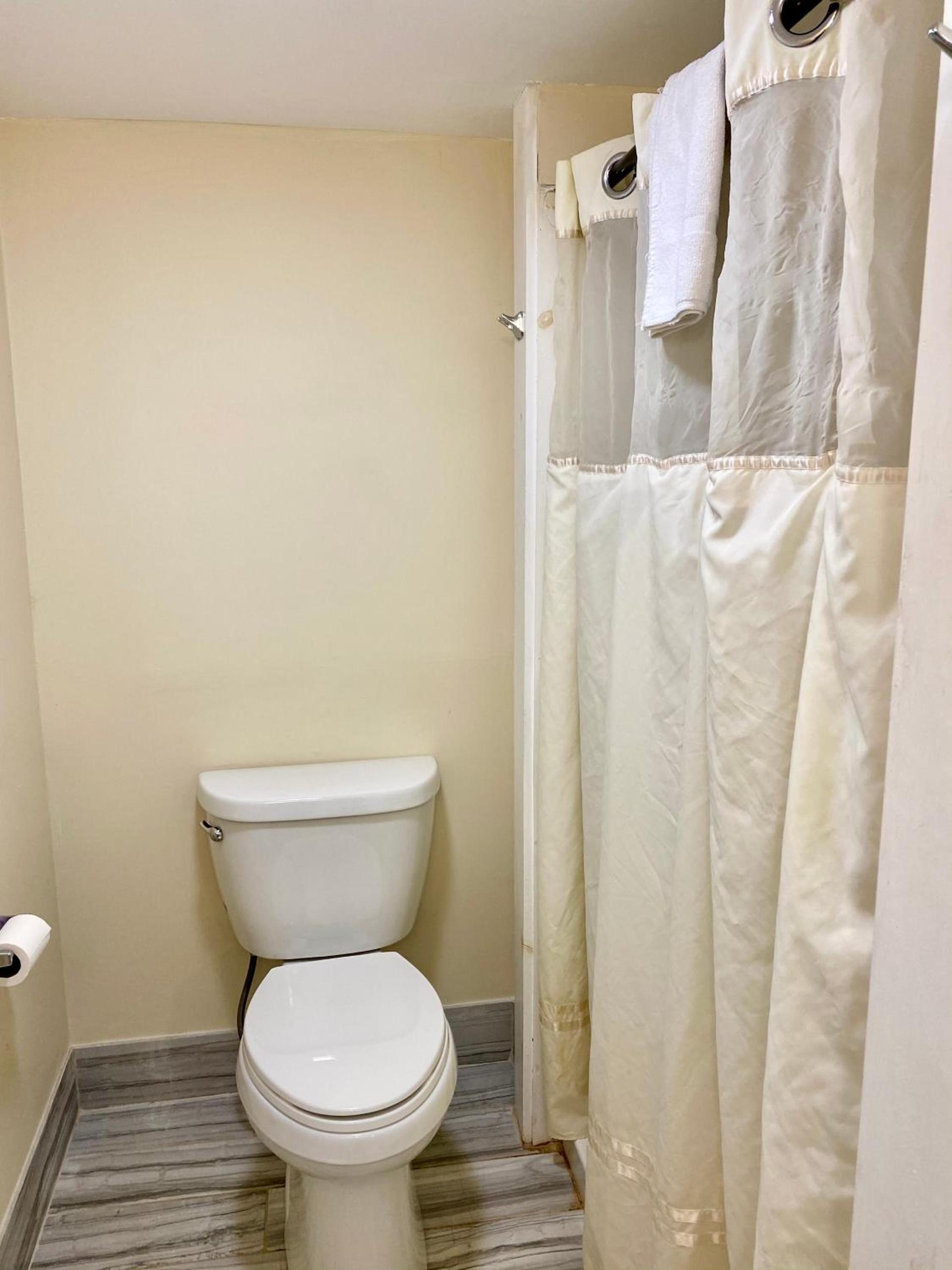 Days Inn by Wyndham Lincoln photo 31