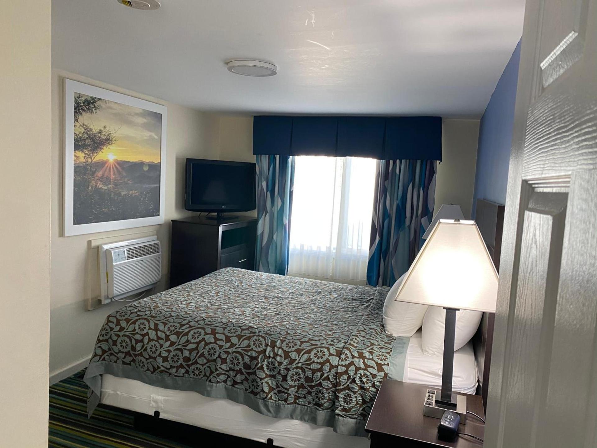 Days Inn by Wyndham Lincoln photo 23