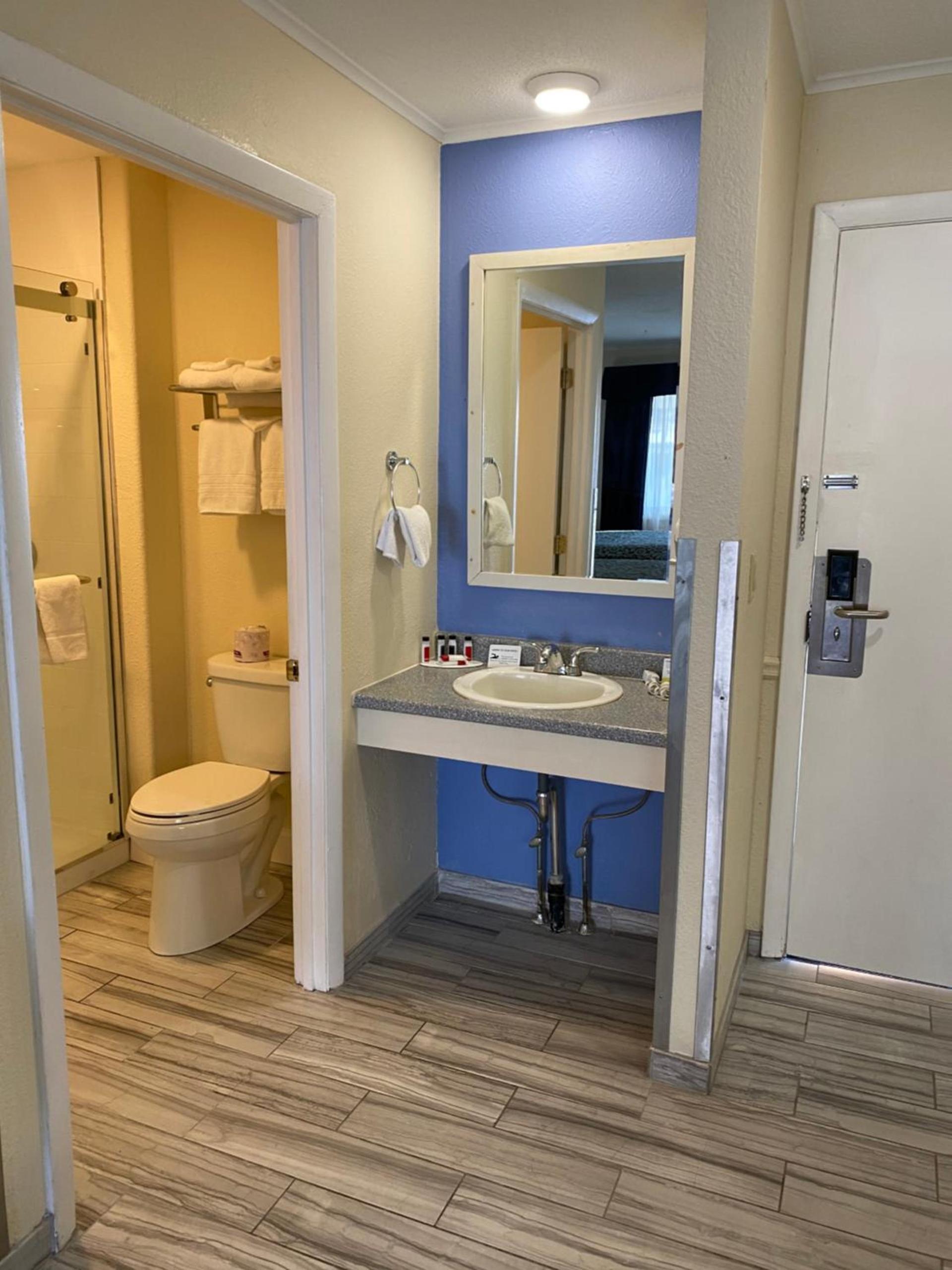 Days Inn by Wyndham Lincoln photo 20