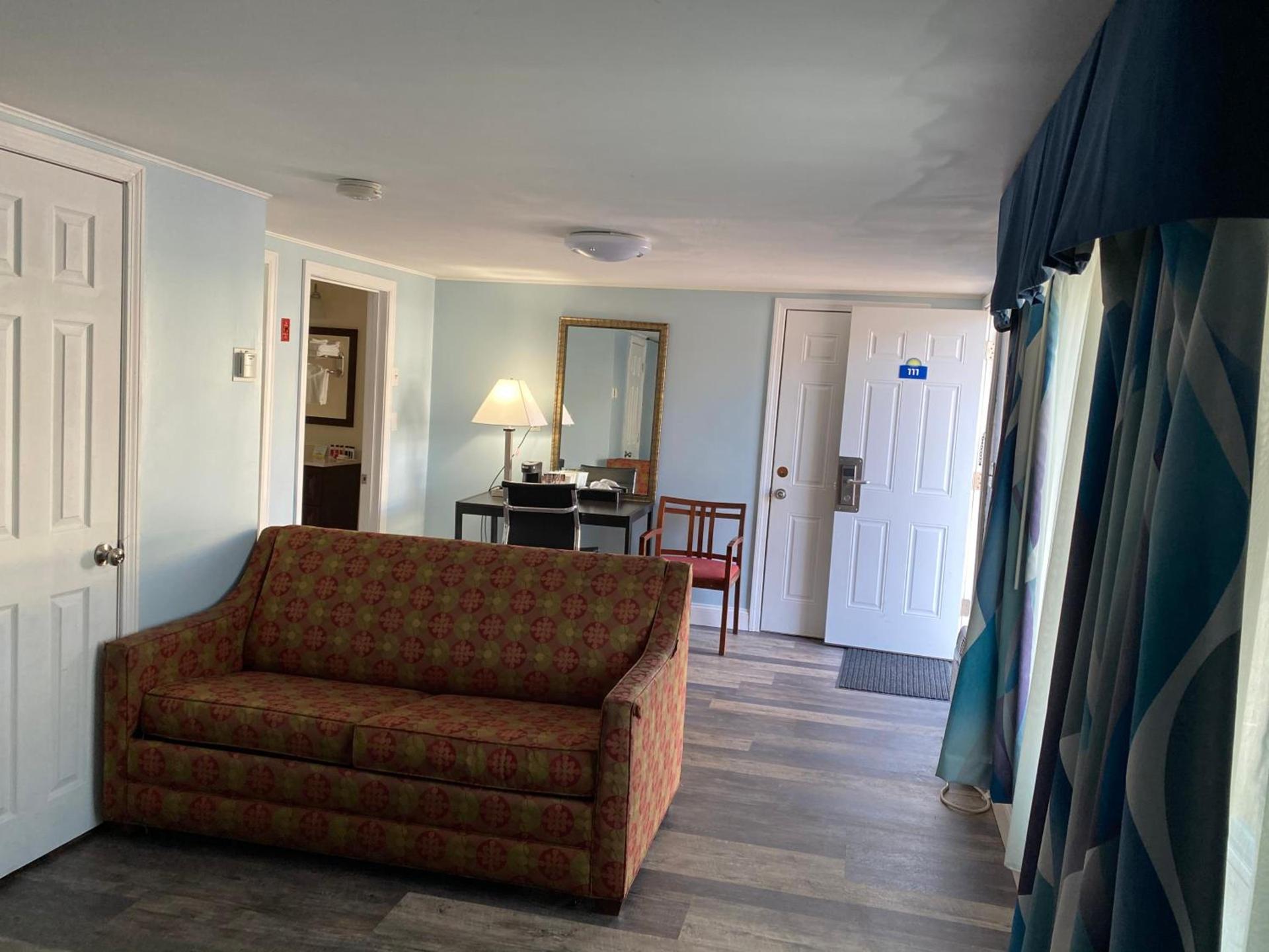 Days Inn by Wyndham Lincoln photo 11