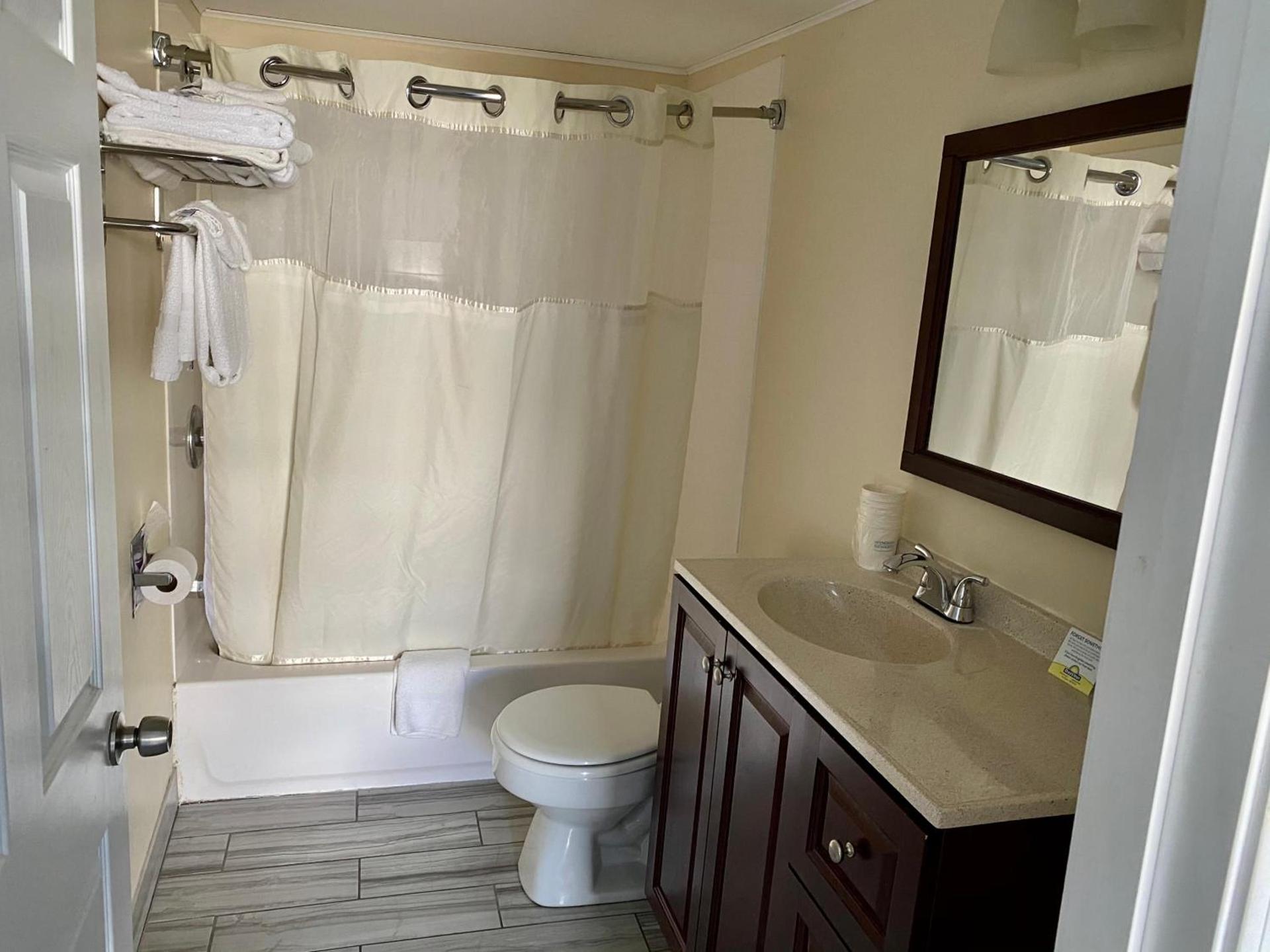 Days Inn by Wyndham Lincoln photo 10