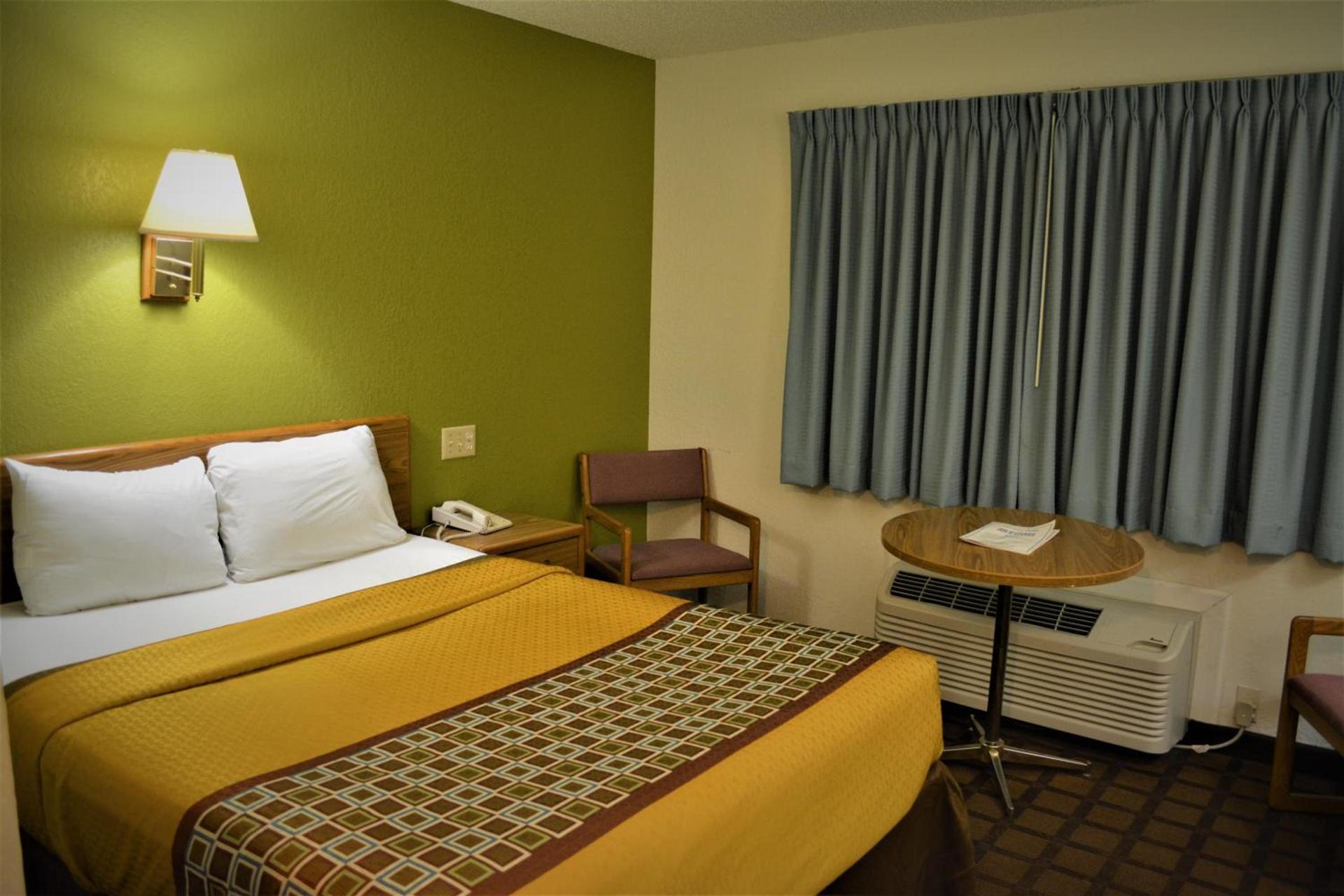Bloomer Inn & Suites photo 27
