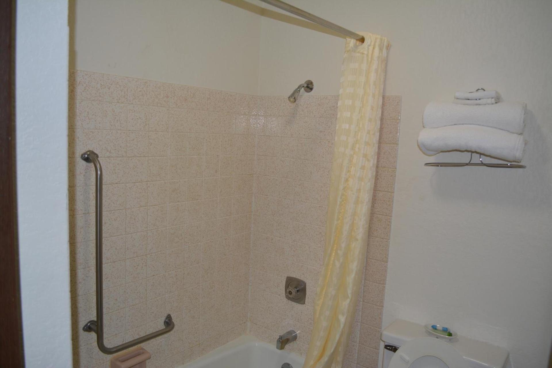Bloomer Inn & Suites photo 17