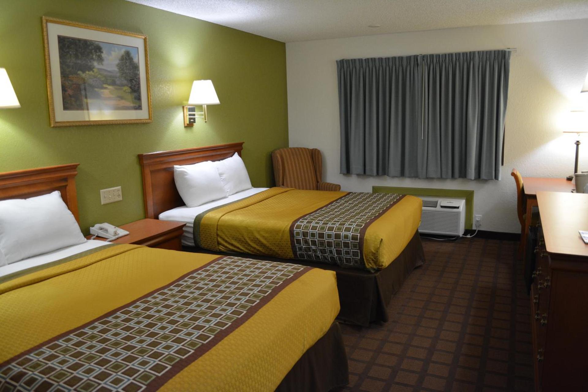 Bloomer Inn & Suites photo 28