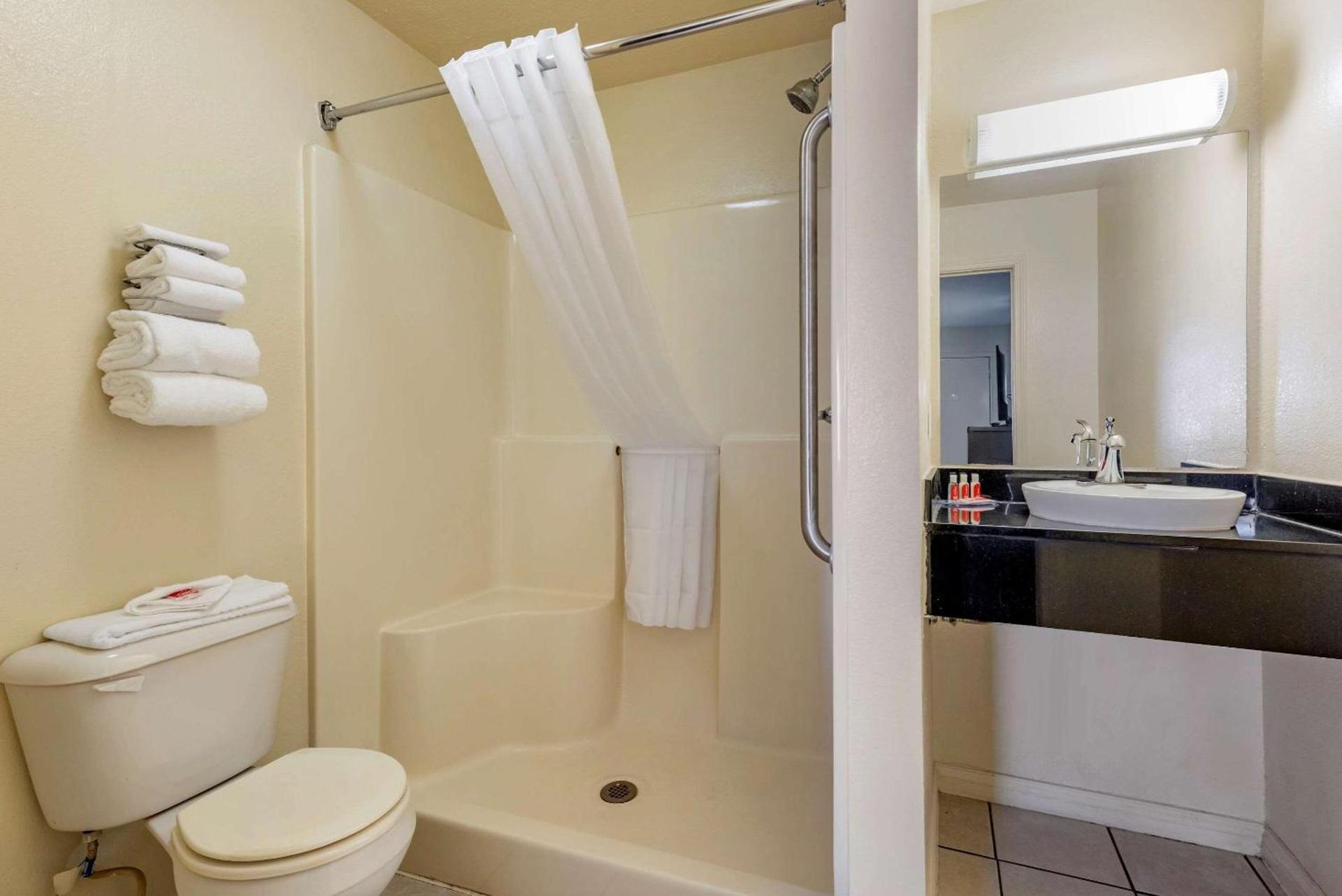 Quality Inn & Suites Columbus West photo 5