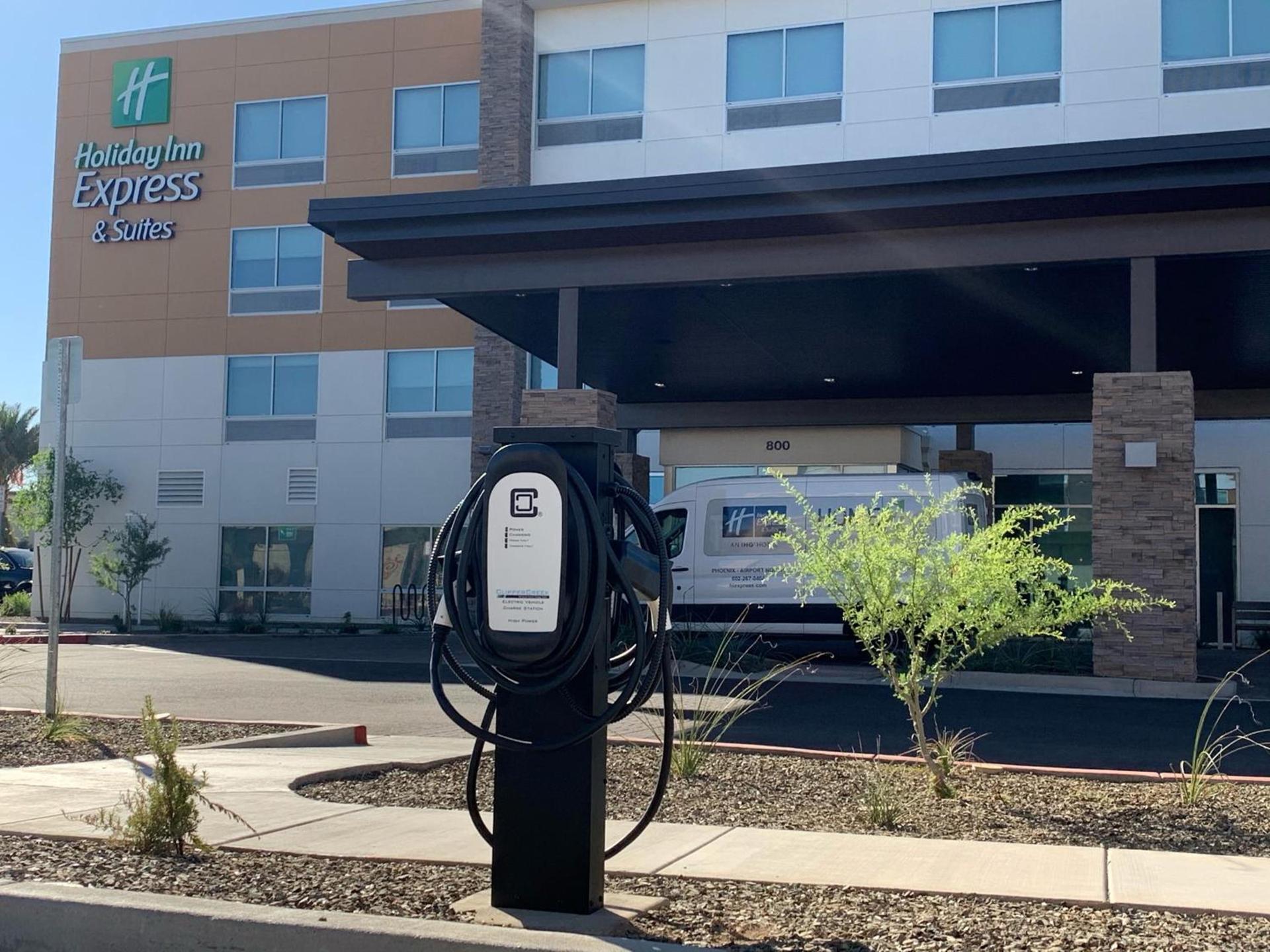Holiday Inn Express & Suites - Phoenix - Airport North by IHG photo 2