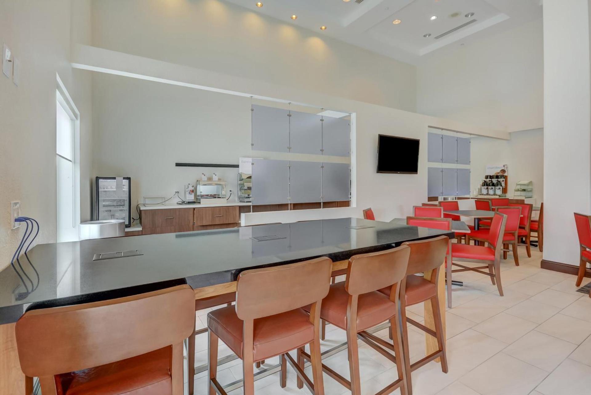Holiday Inn Express Hotel & Suites Tampa-USF-Busch Gardens by IHG photo 17
