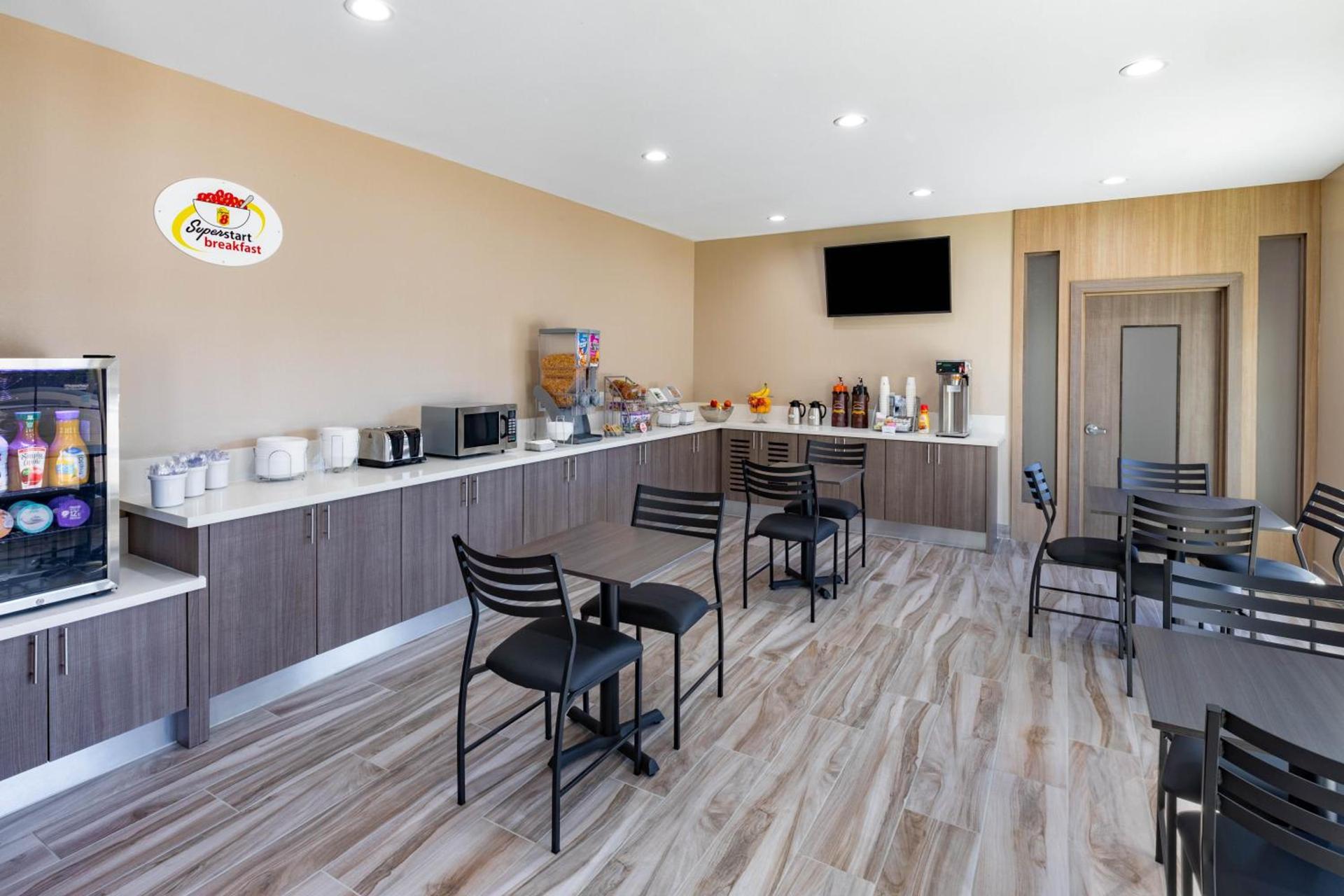 Super 8 by Wyndham Houston NW Beltway 8-West Rd photo 33