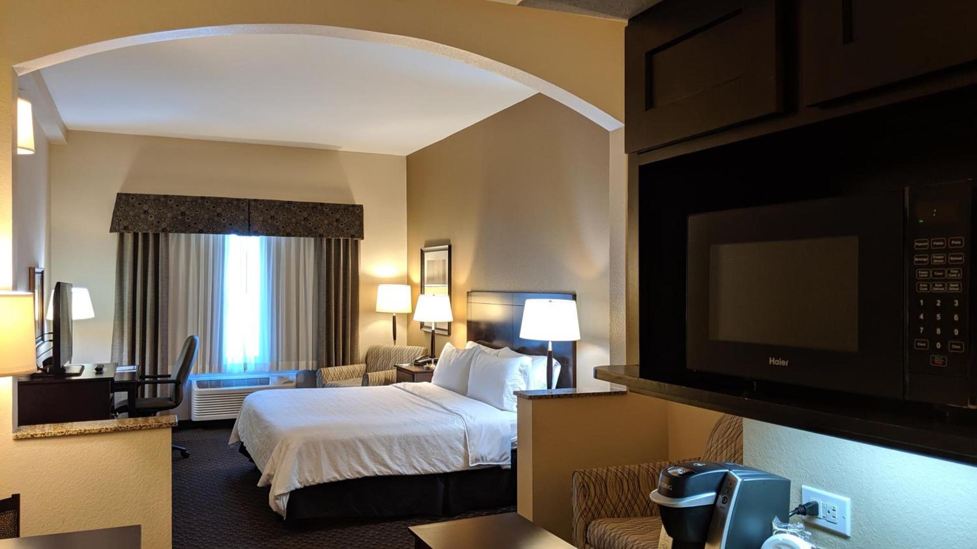 Holiday Inn Express & Suites Clinton by IHG photo 18