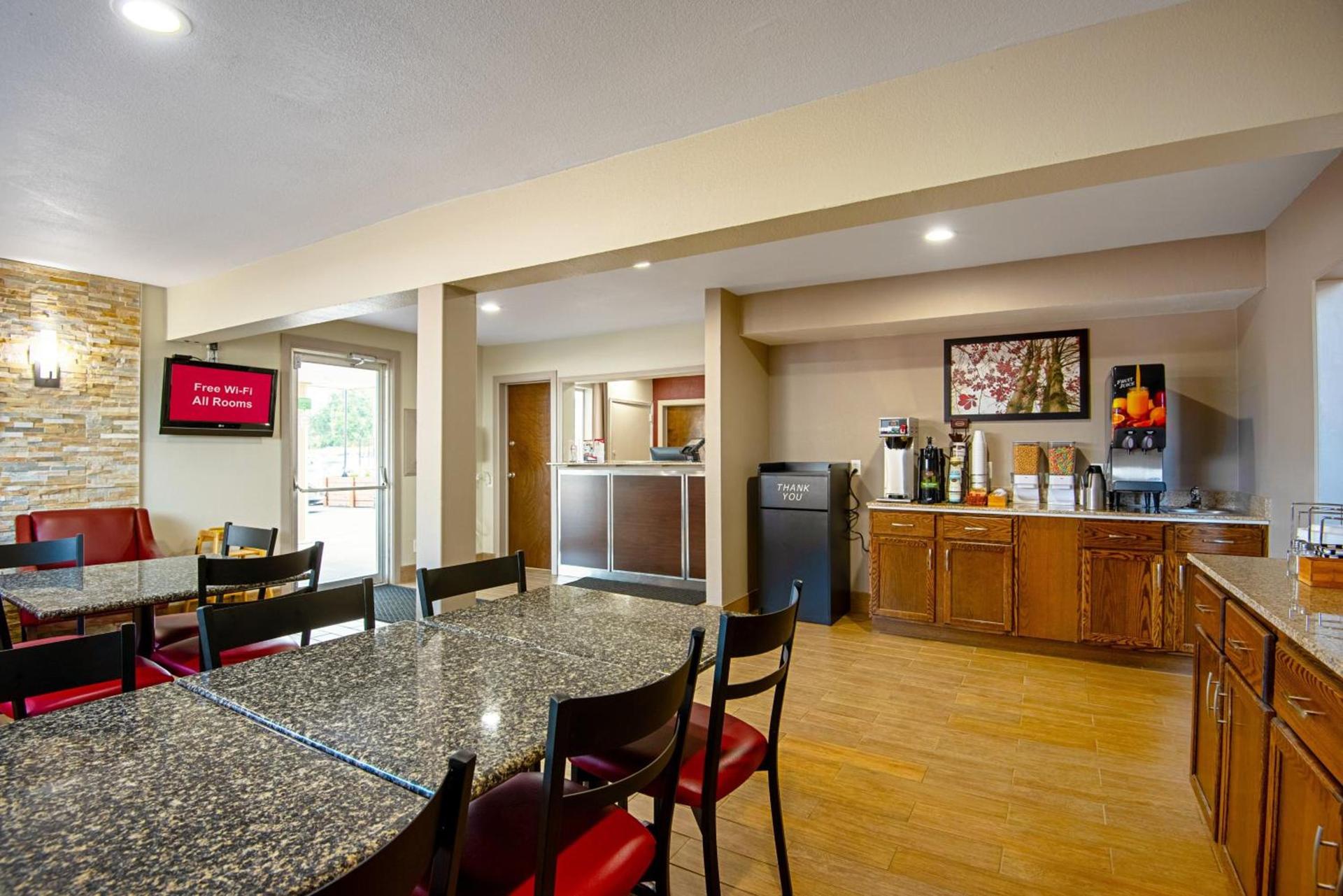 Red Roof Inn Cameron photo 15