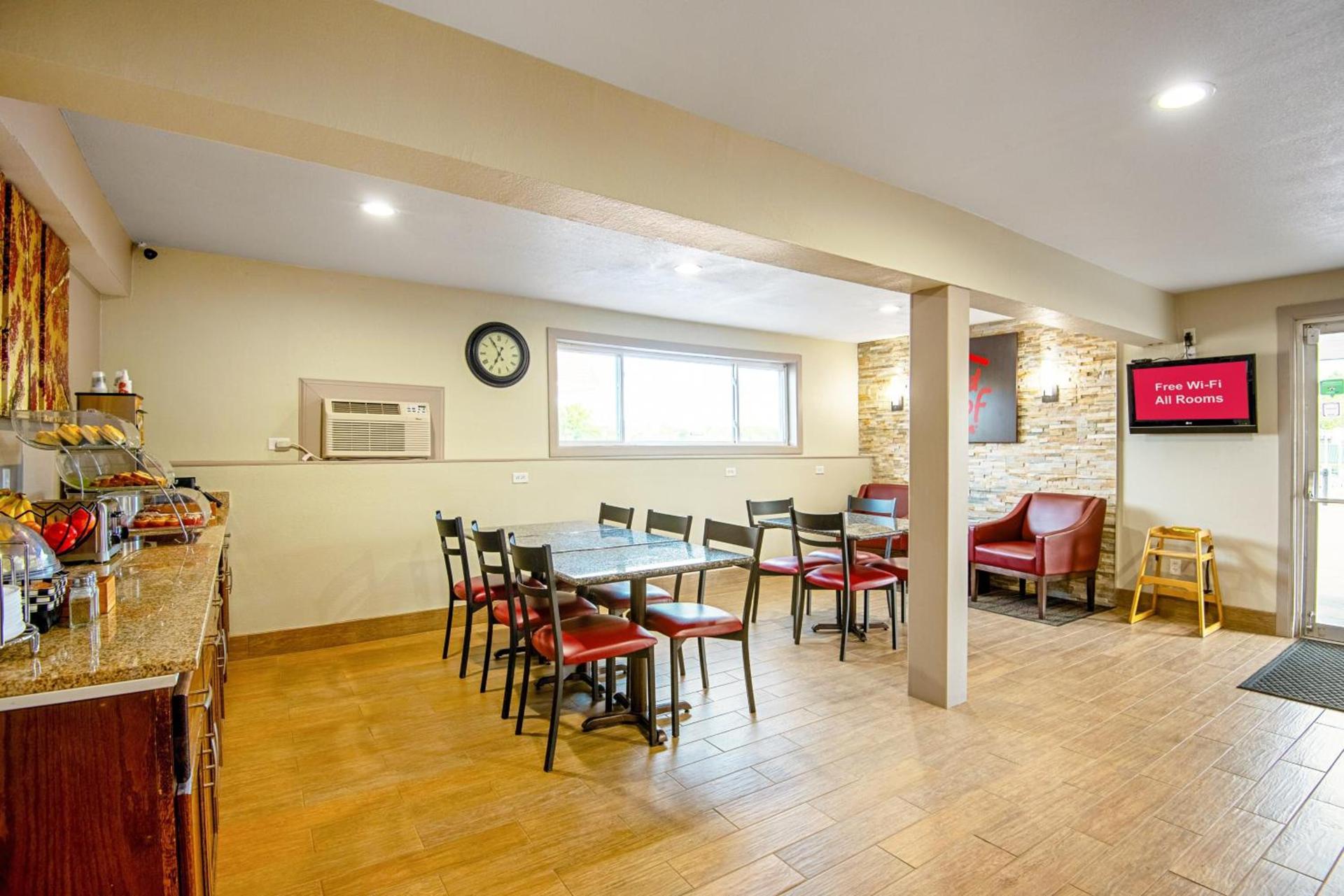 Red Roof Inn Cameron photo 16