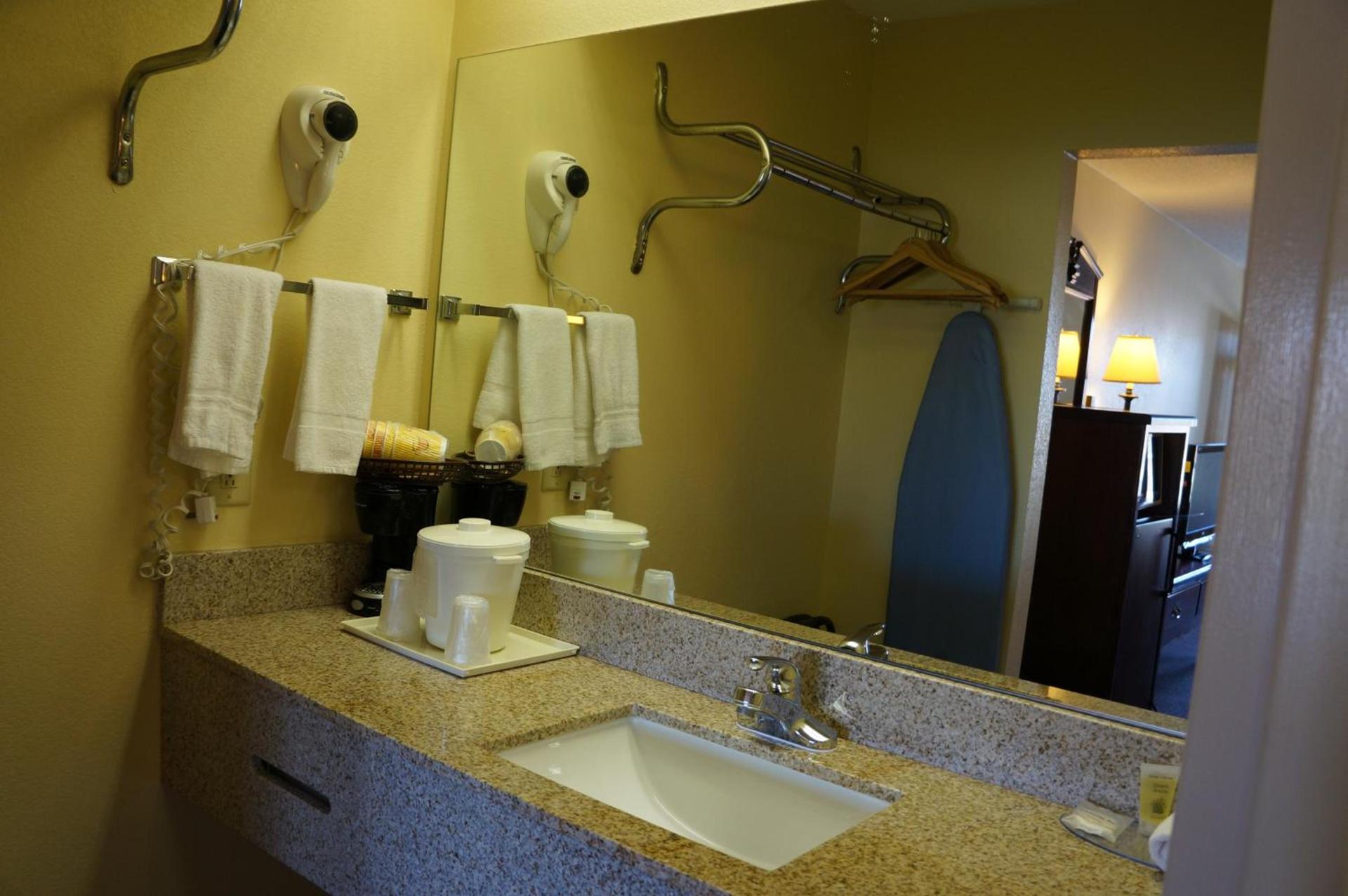 Clarksville Inn photo 23