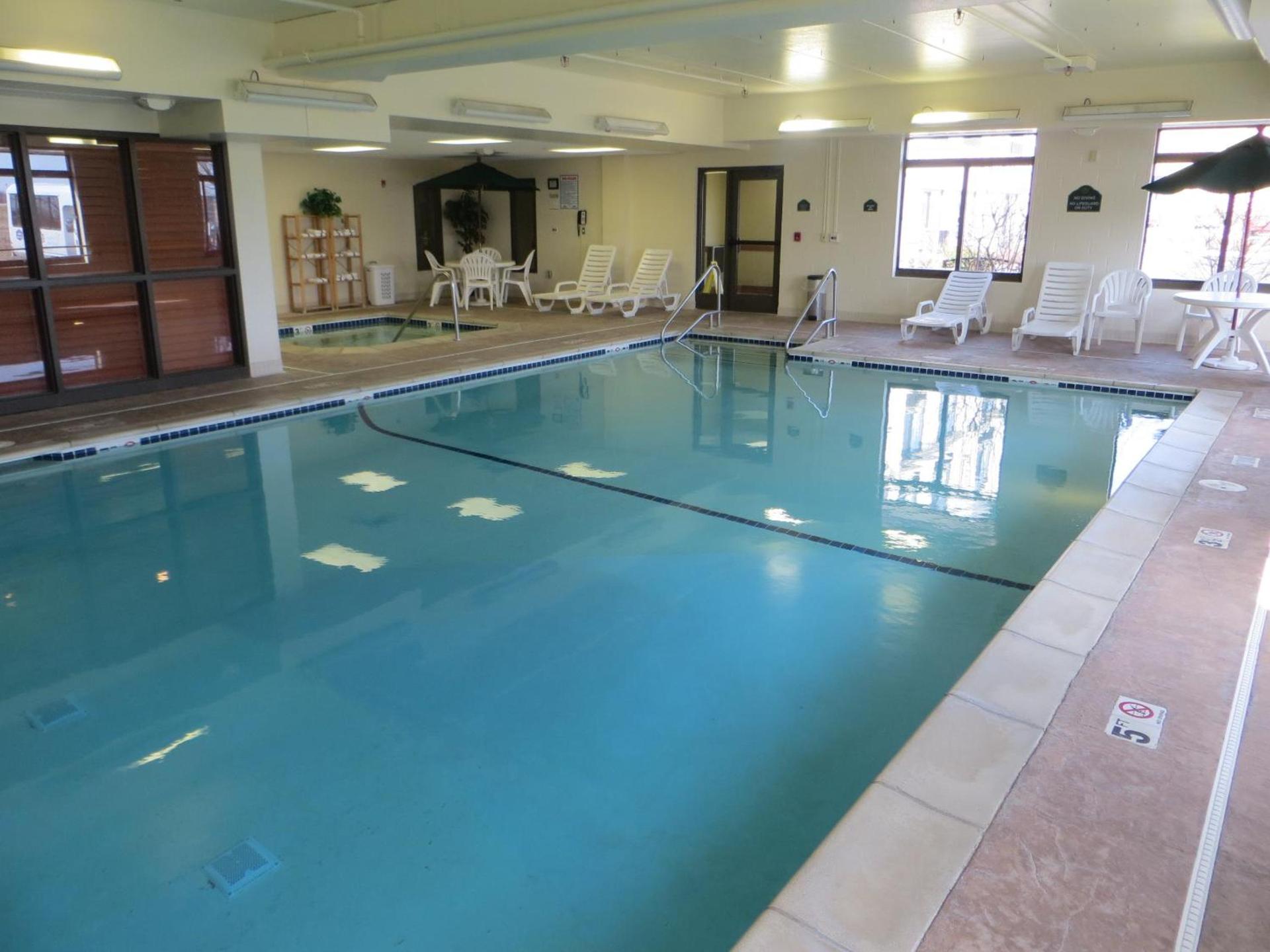 Wingate by Wyndham Peoria - Complimentary Area Shuttle photo 3