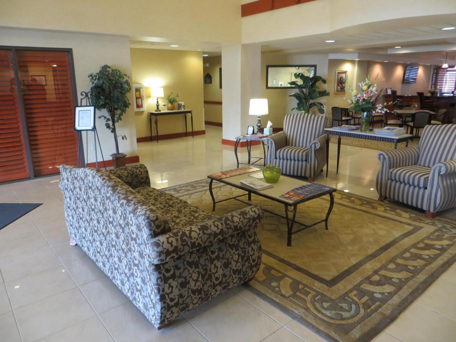 Wingate by Wyndham Peoria - Complimentary Area Shuttle photo 7