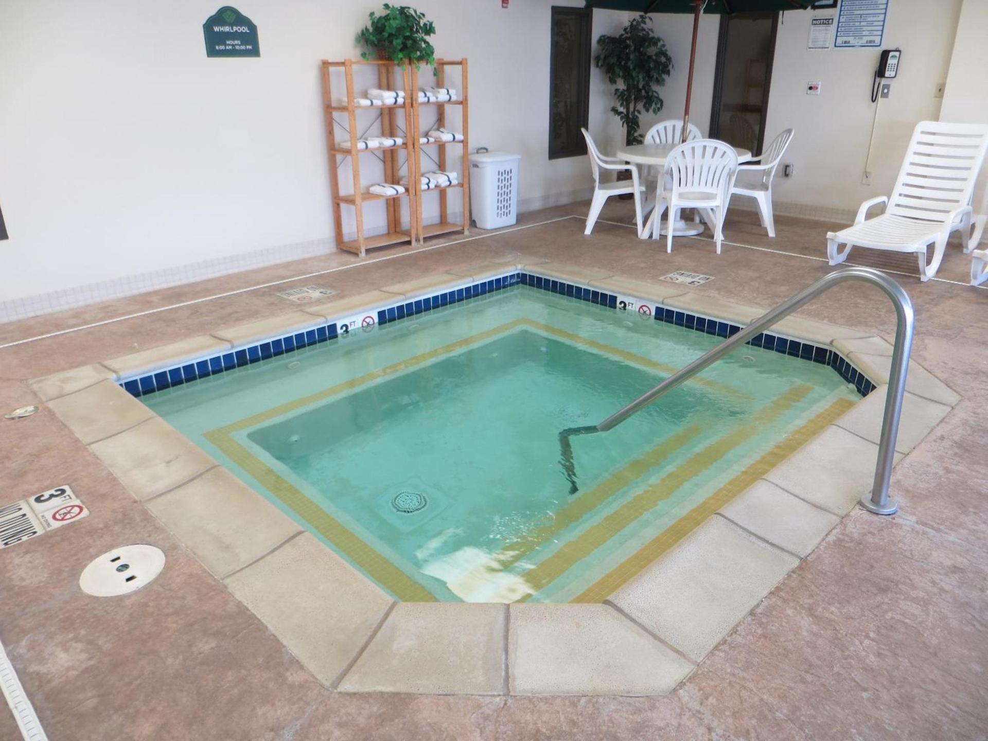 Wingate by Wyndham Peoria - Complimentary Area Shuttle photo 4