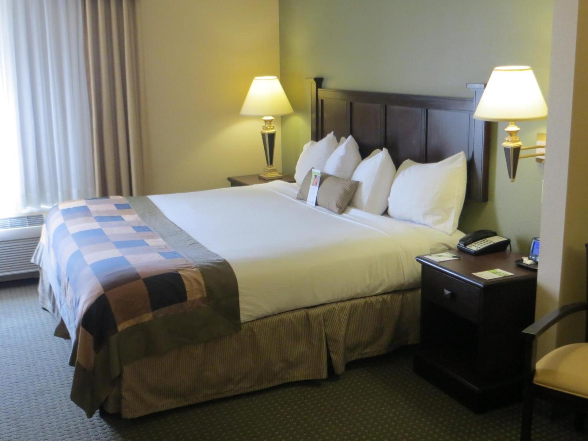 Wingate by Wyndham Peoria - Complimentary Area Shuttle photo 16
