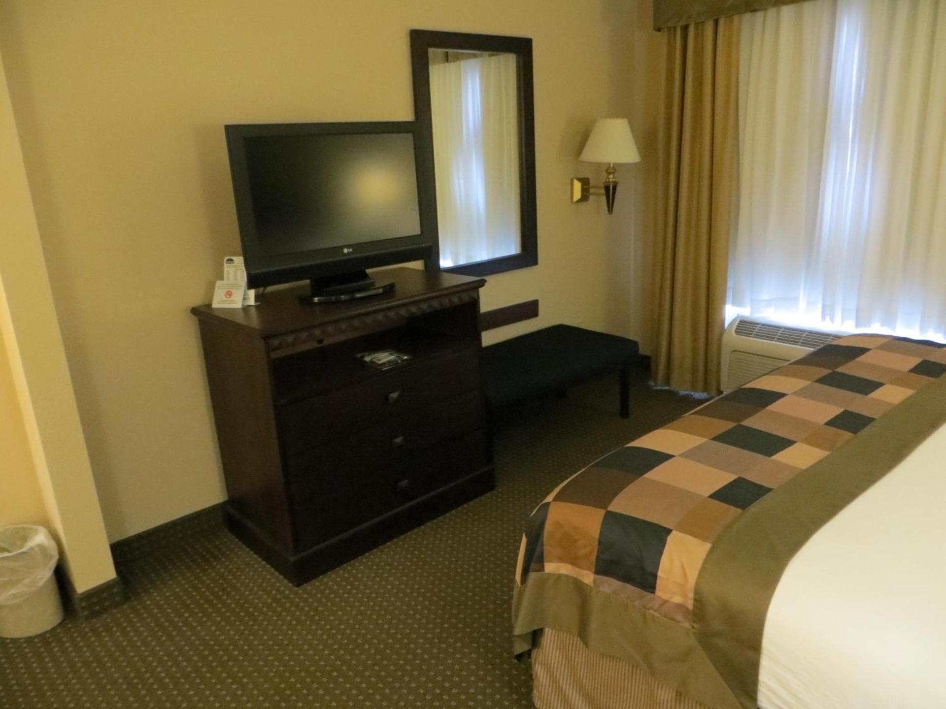 Wingate by Wyndham Peoria - Complimentary Area Shuttle photo 13