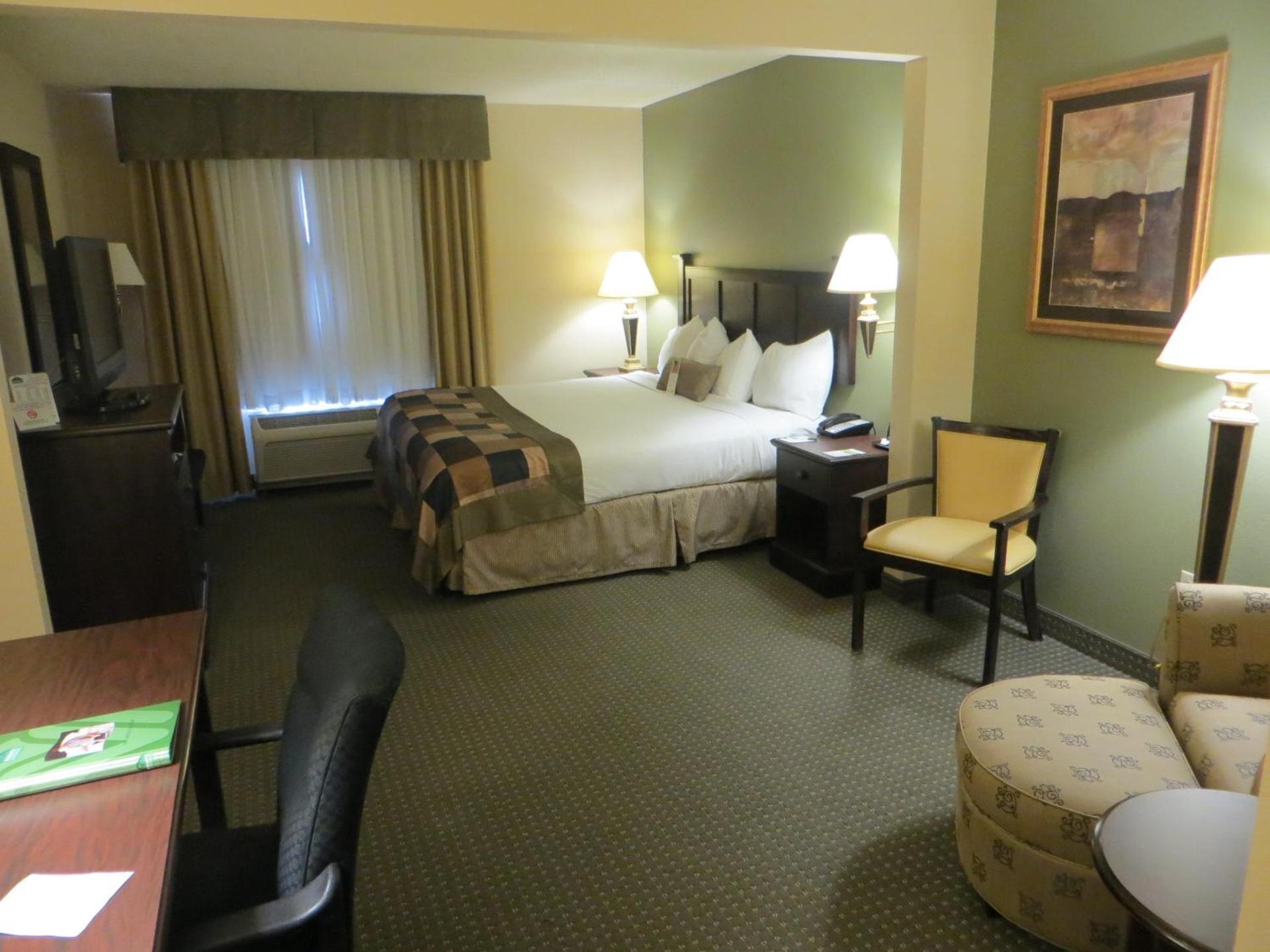 Wingate by Wyndham Peoria - Complimentary Area Shuttle photo 6