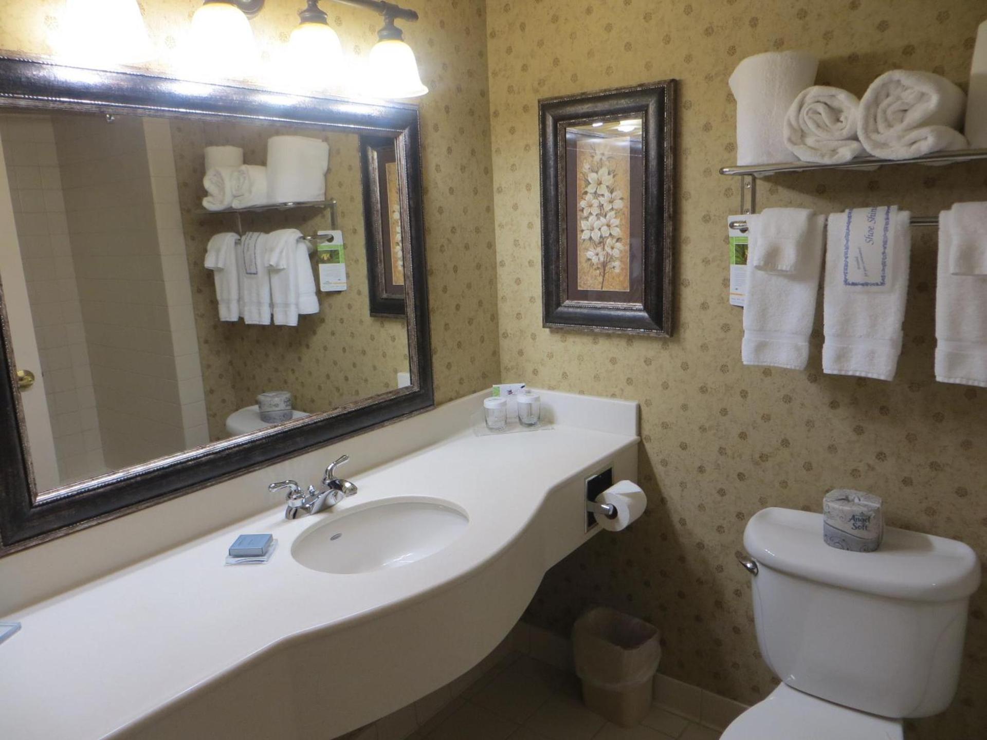 Wingate by Wyndham Peoria - Complimentary Area Shuttle photo 20