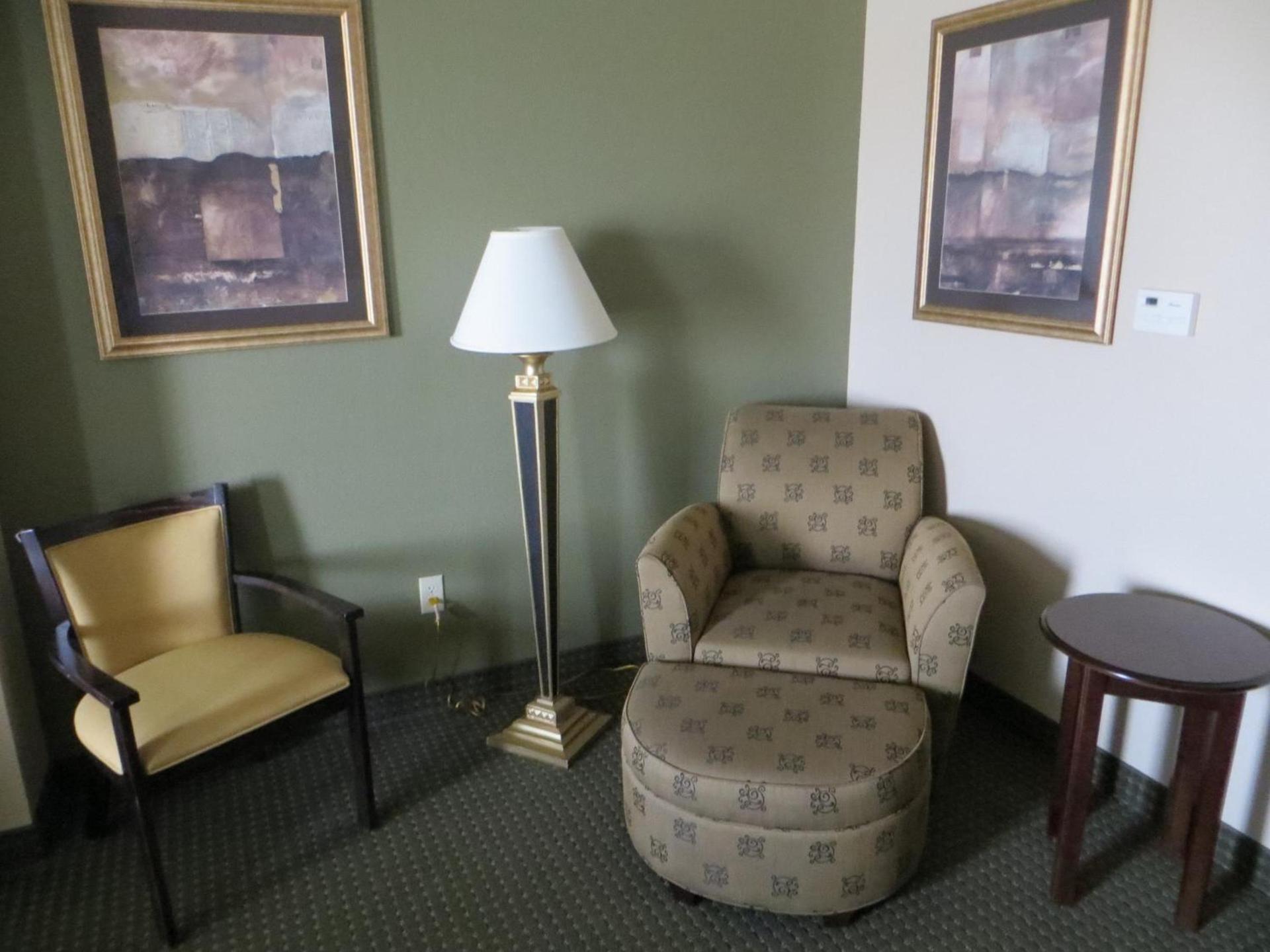Wingate by Wyndham Peoria - Complimentary Area Shuttle photo 11
