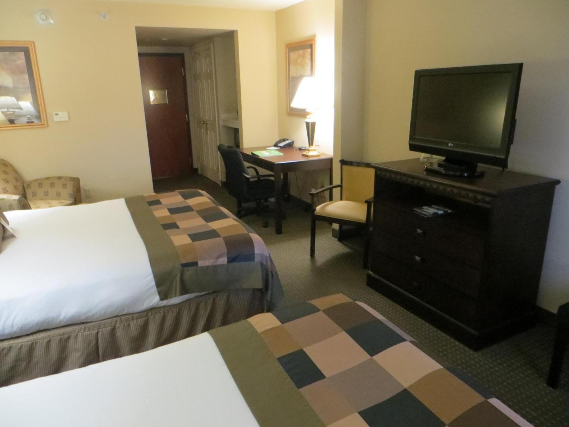 Wingate by Wyndham Peoria - Complimentary Area Shuttle photo 18