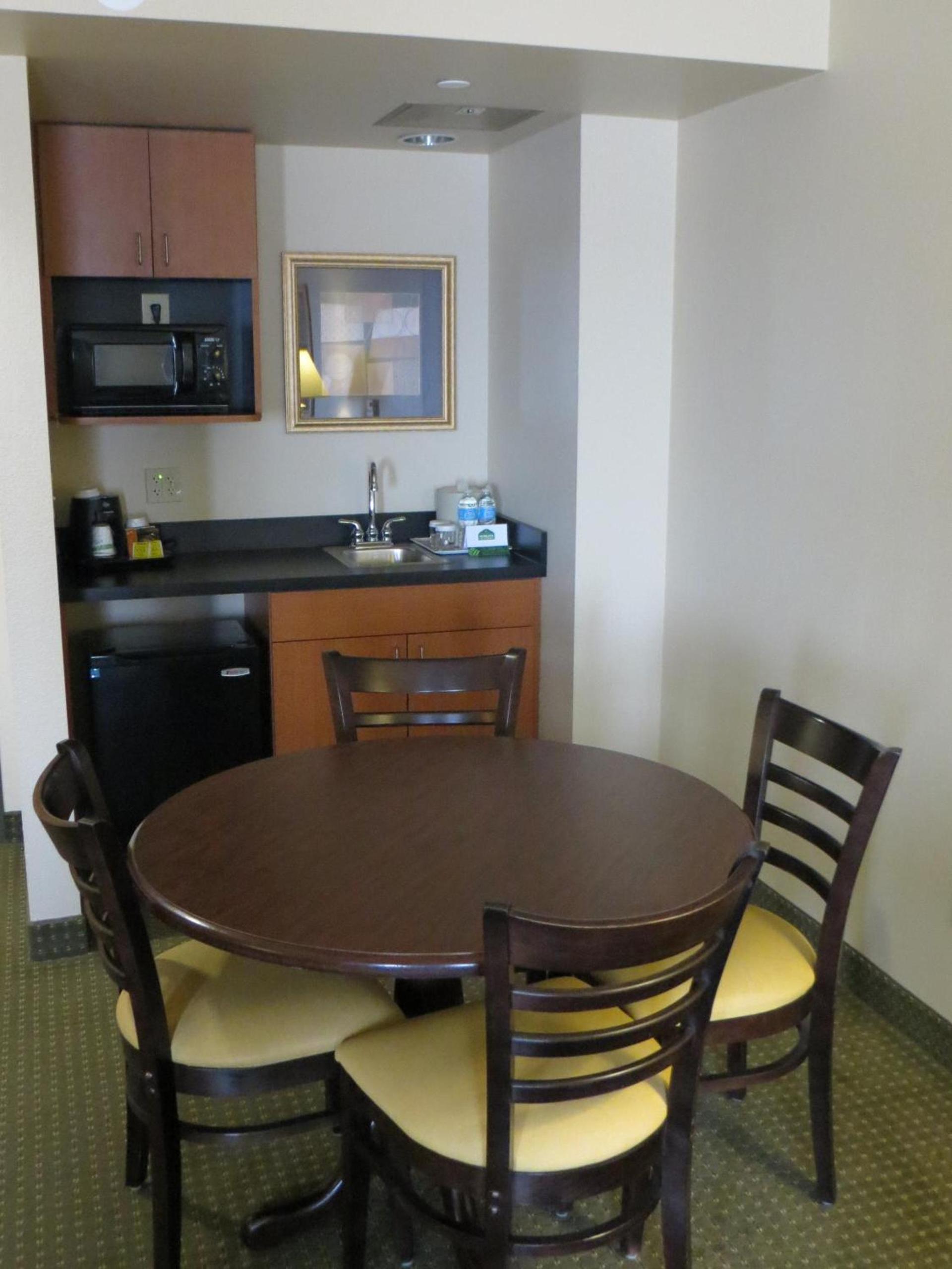 Wingate by Wyndham Peoria - Complimentary Area Shuttle photo 22