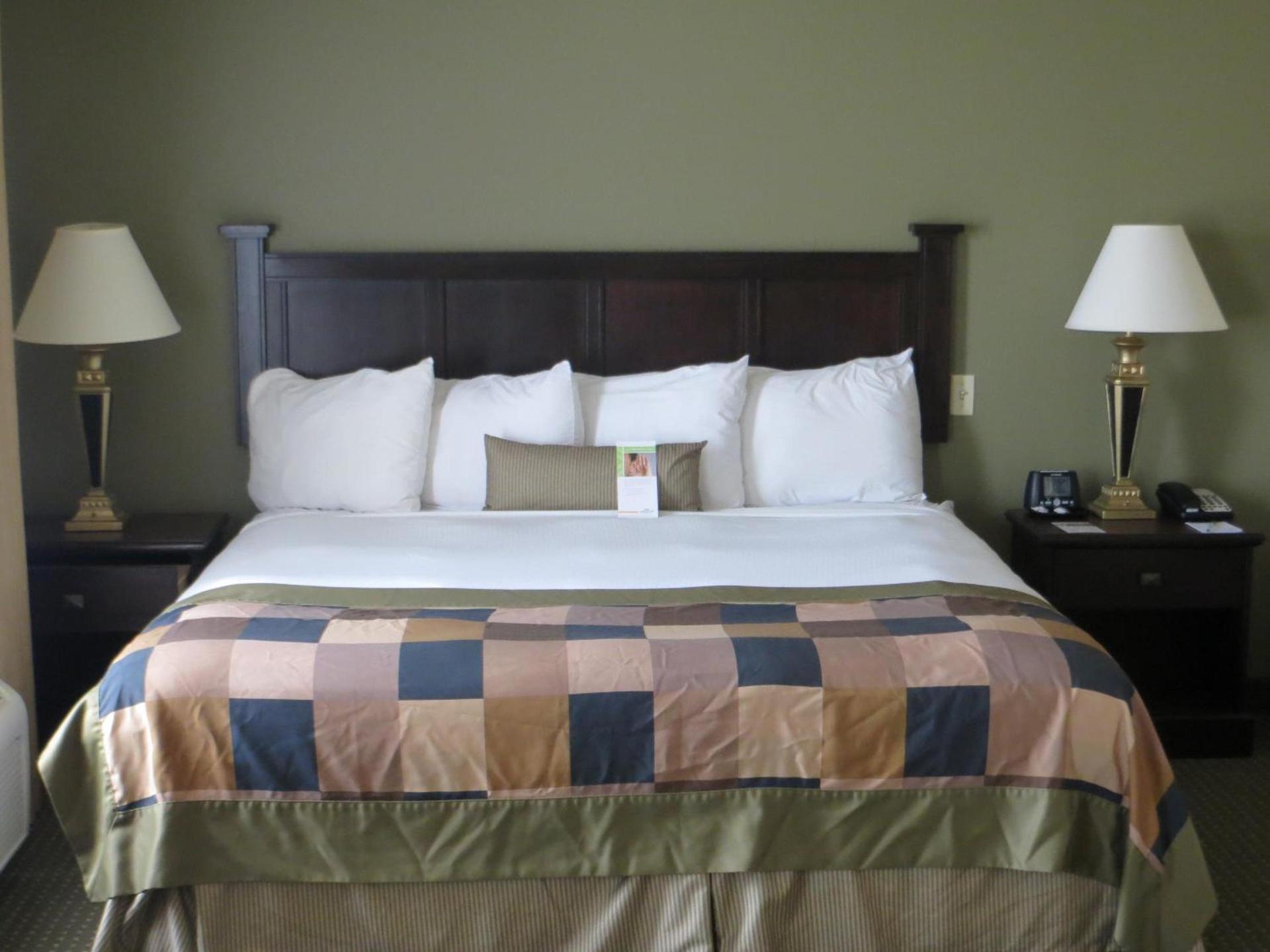 Wingate by Wyndham Peoria - Complimentary Area Shuttle photo 15