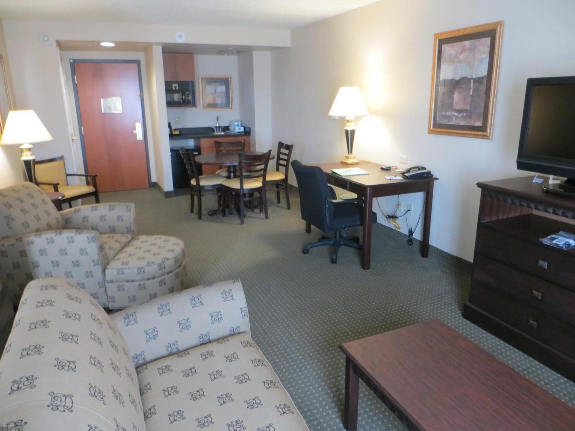 Wingate by Wyndham Peoria - Complimentary Area Shuttle photo 23