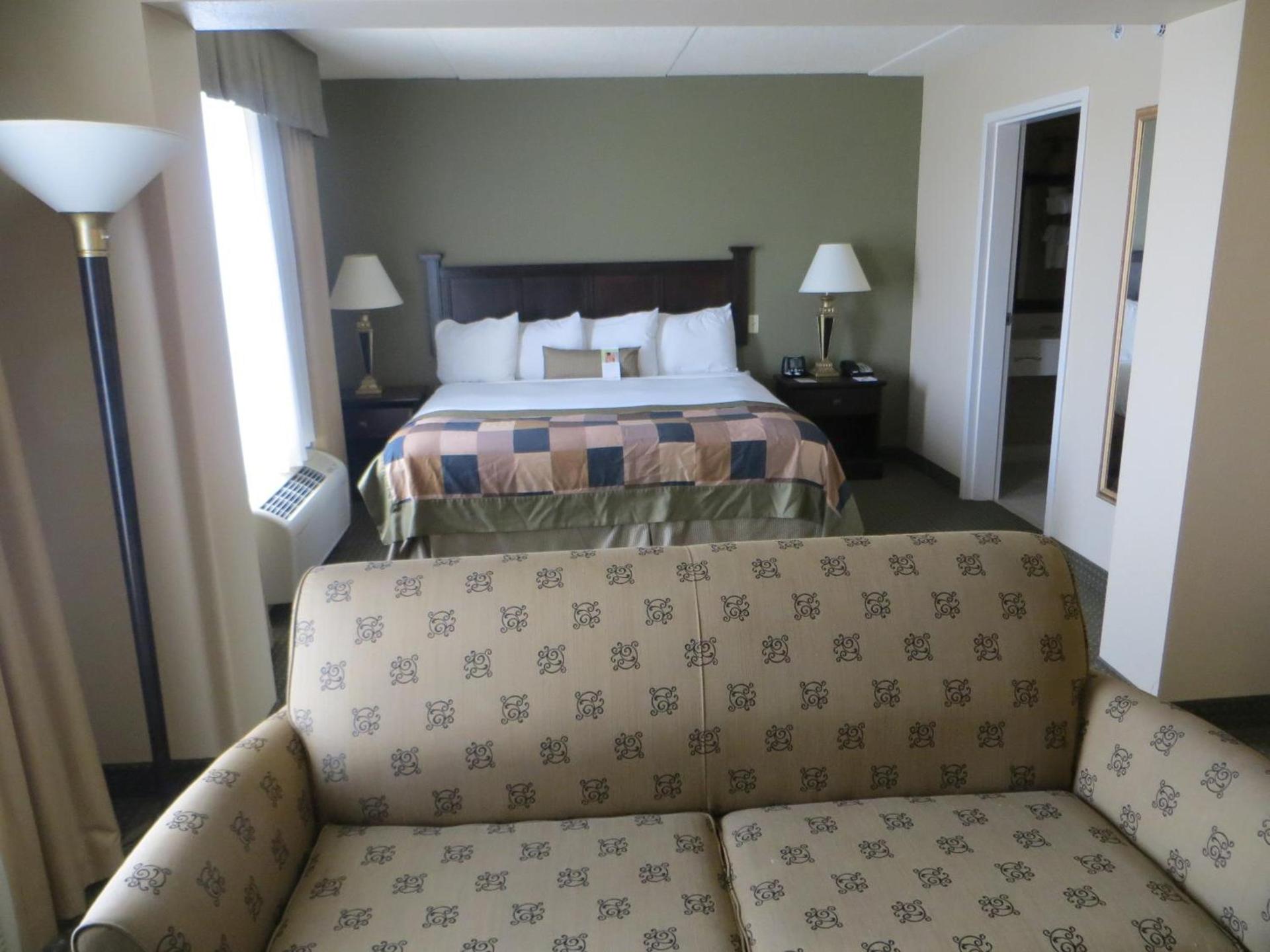 Wingate by Wyndham Peoria - Complimentary Area Shuttle photo 24