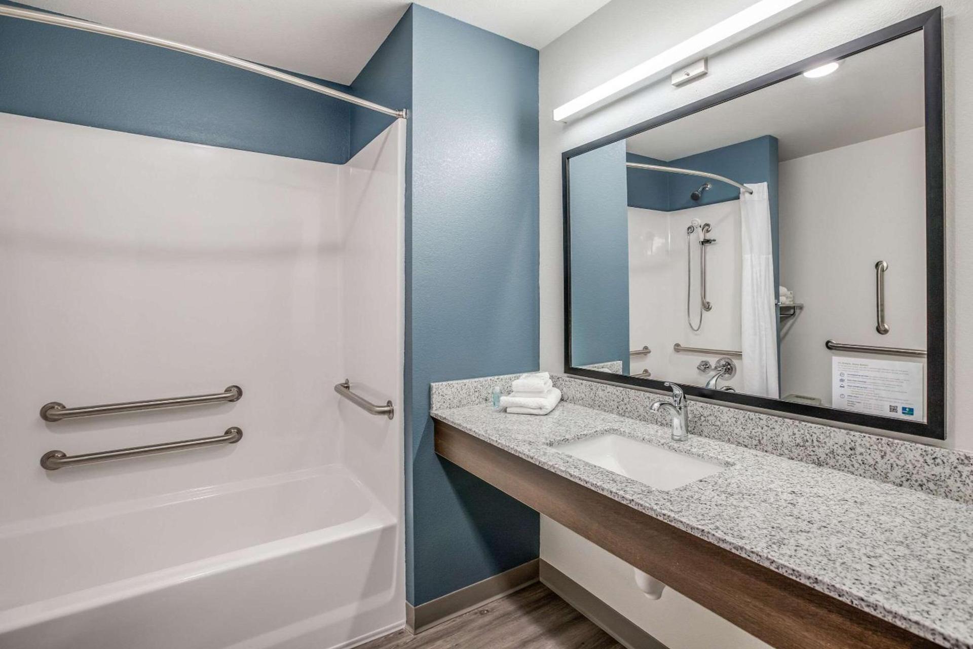 WoodSpring Suites Novi Farmington photo 14