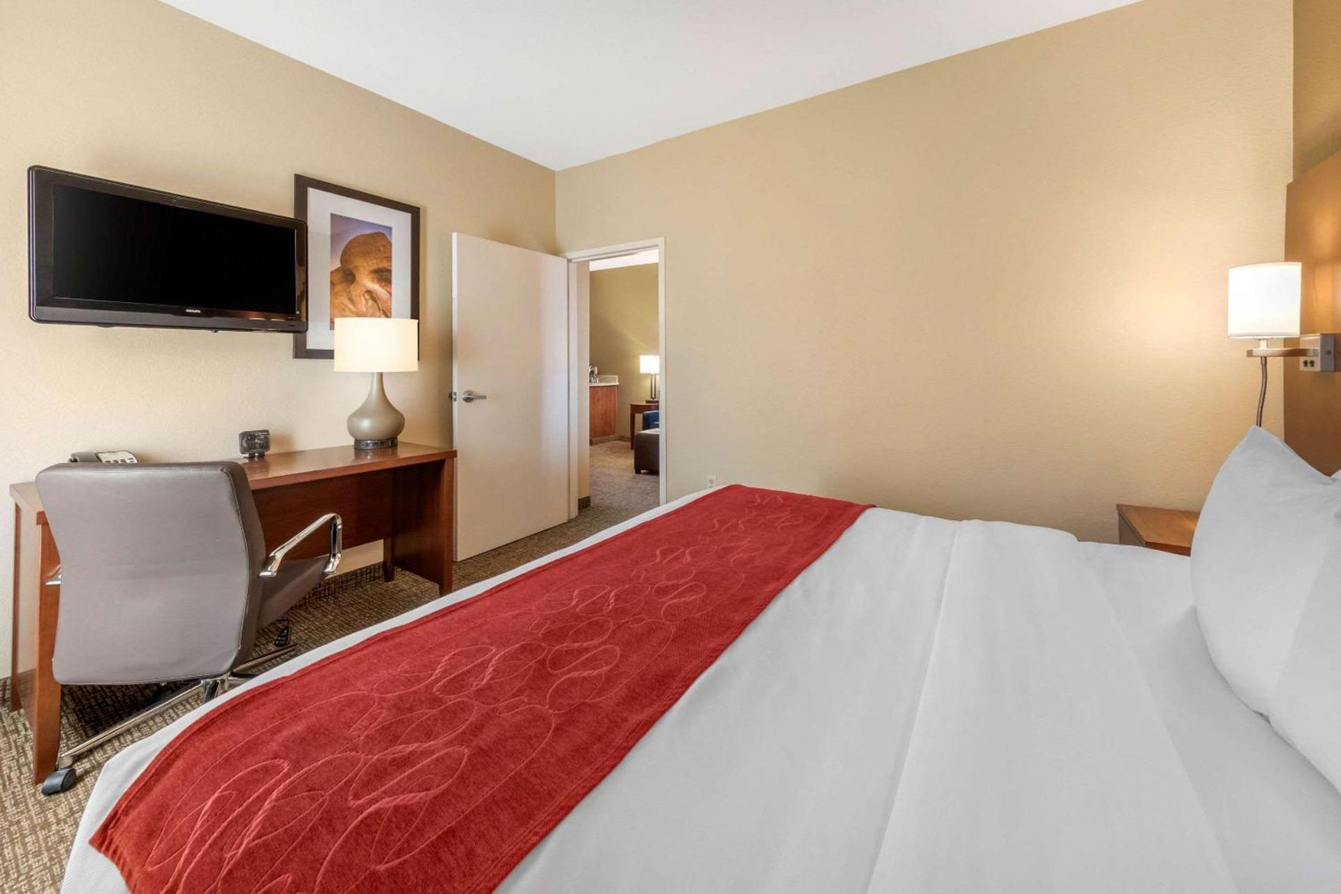 Comfort Suites Barstow near I-15 photo 22