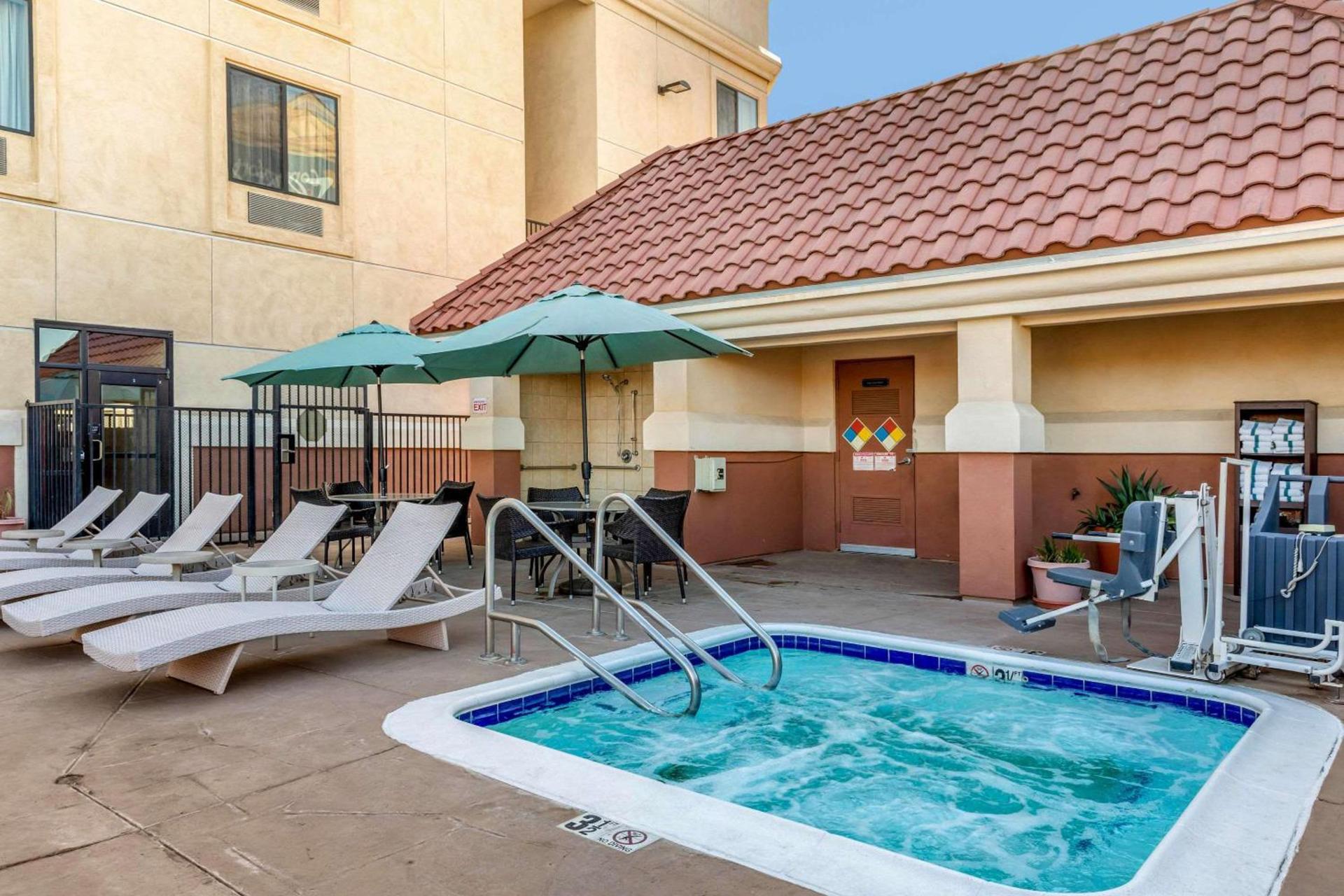 Comfort Suites Barstow near I-15 photo 25