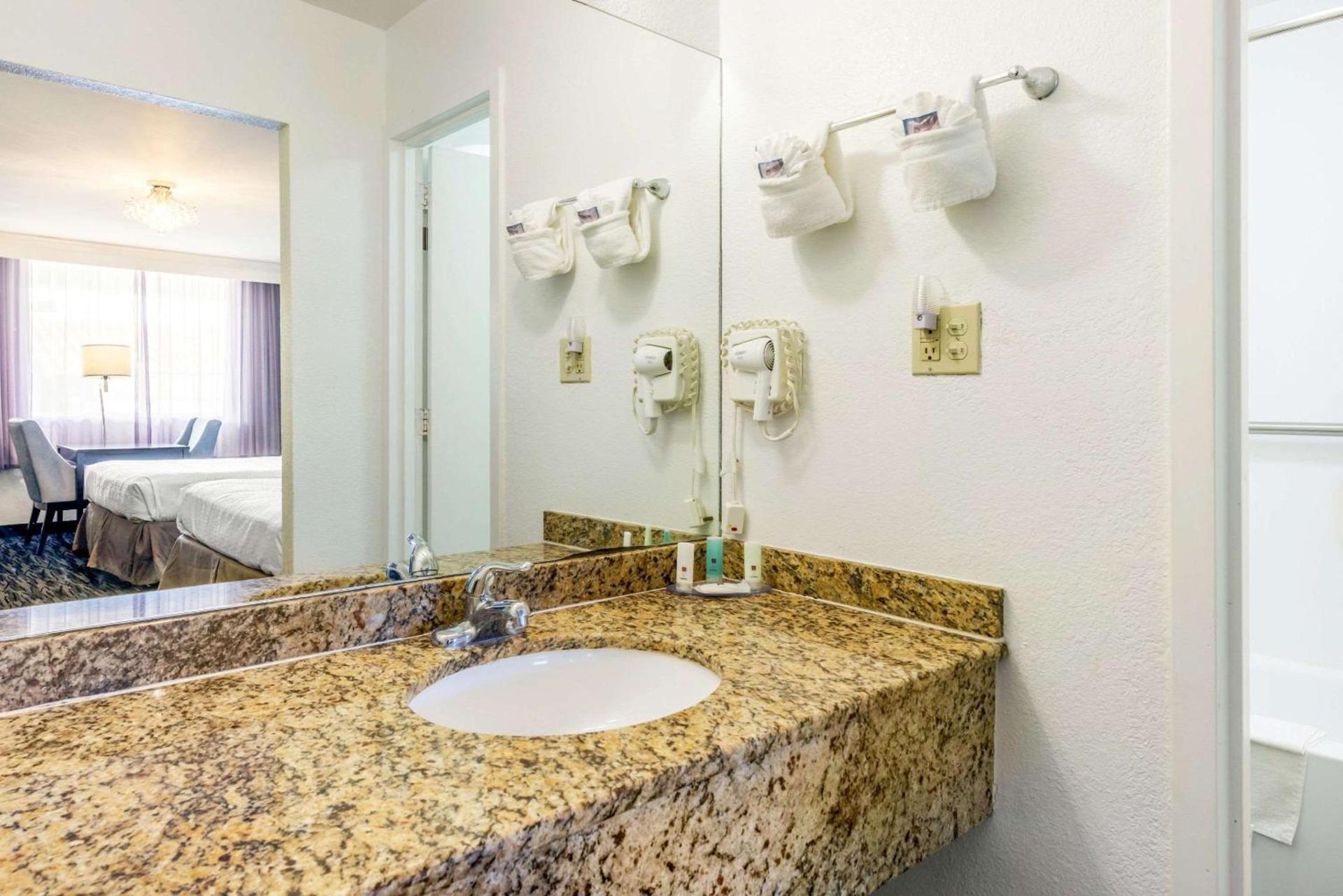 Quality Inn and Conference Center Tampa-Brandon photo 3