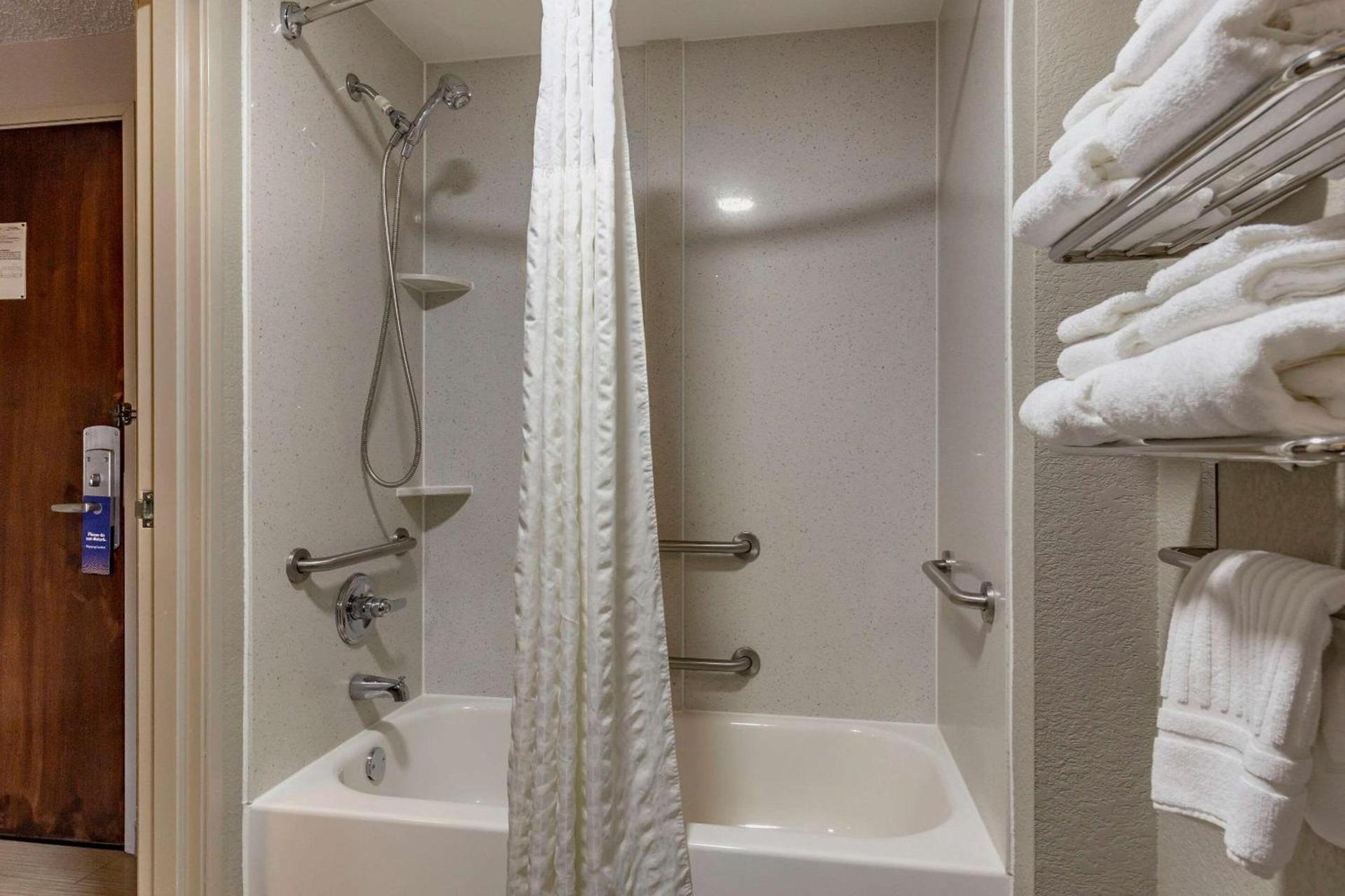 Comfort Suites Pineville - Ballantyne Area photo 8