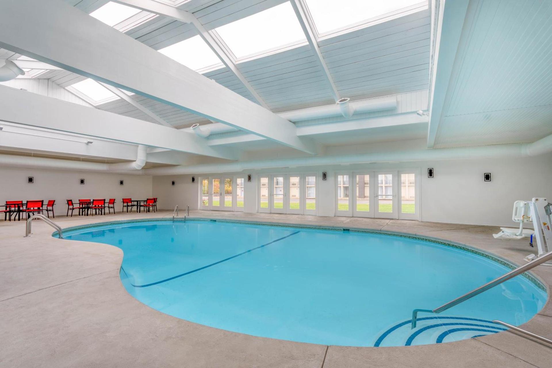 Ramada by Wyndham Hartford North - Bradley Airport photo 49