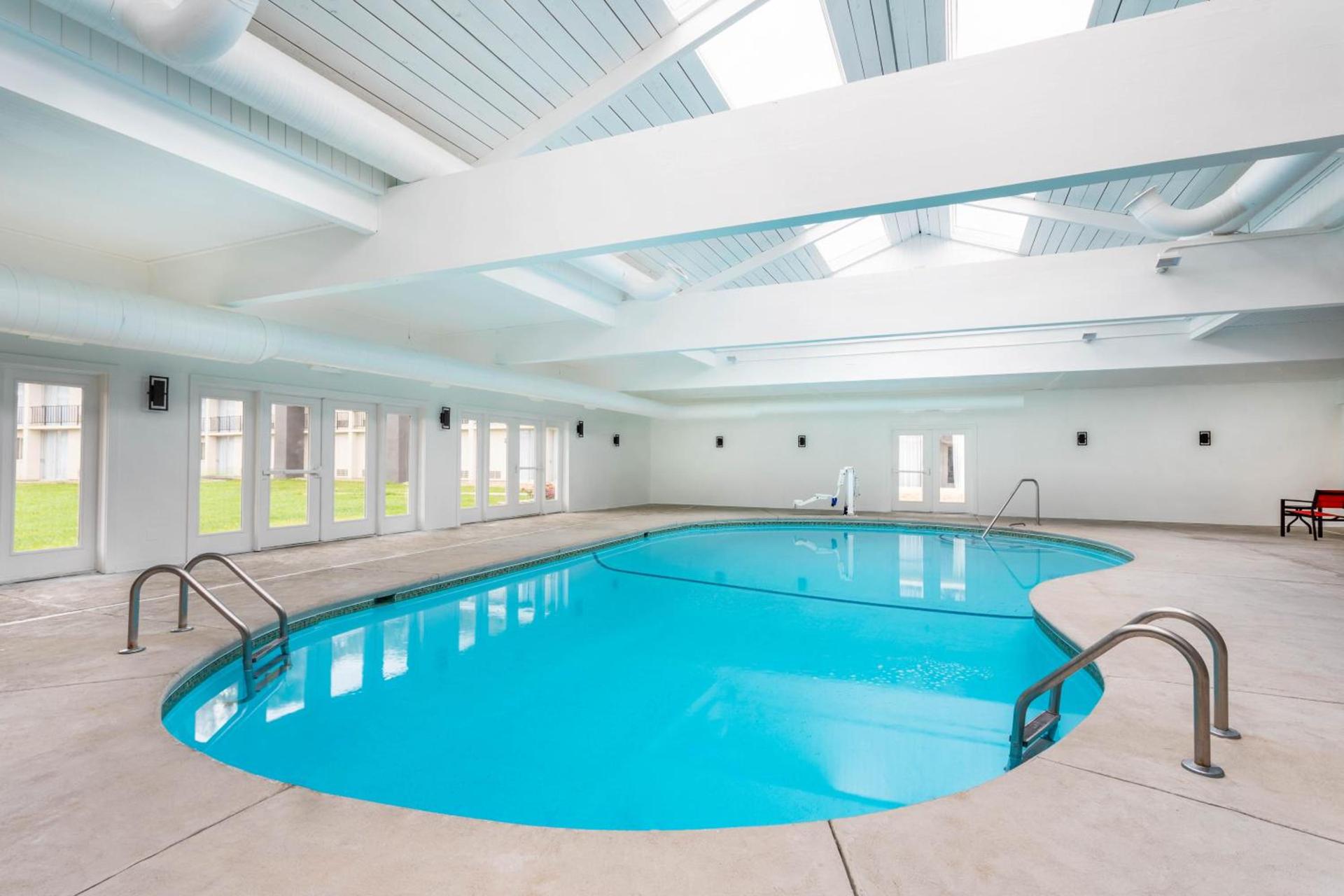 Ramada by Wyndham Hartford North - Bradley Airport photo 50