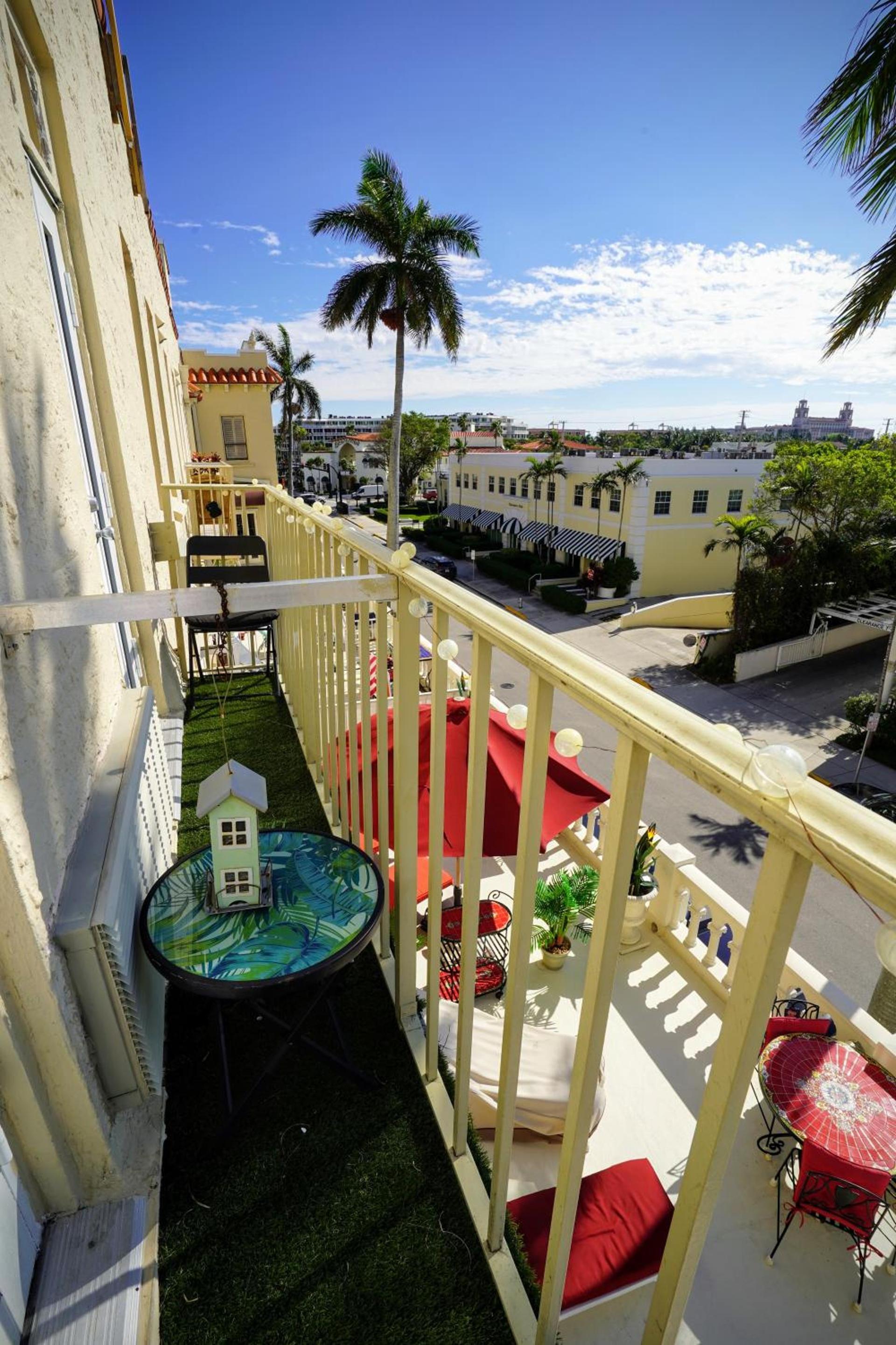 Palm Beach Hotel with Juliette Balconies! 2 blocks from beach! Historic Landmark photo 7