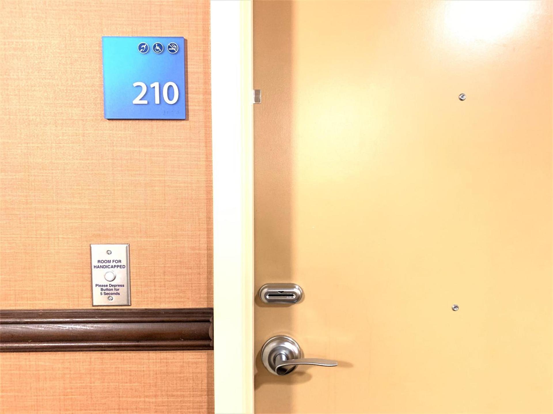 Holiday Inn Express Fresno Northwest - Herndon by IHG photo 8