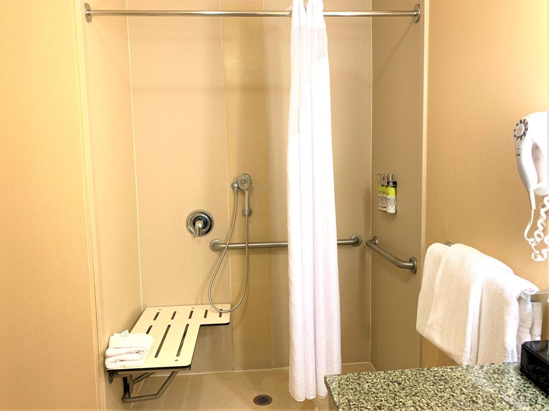 Holiday Inn Express Fresno Northwest - Herndon by IHG photo 5
