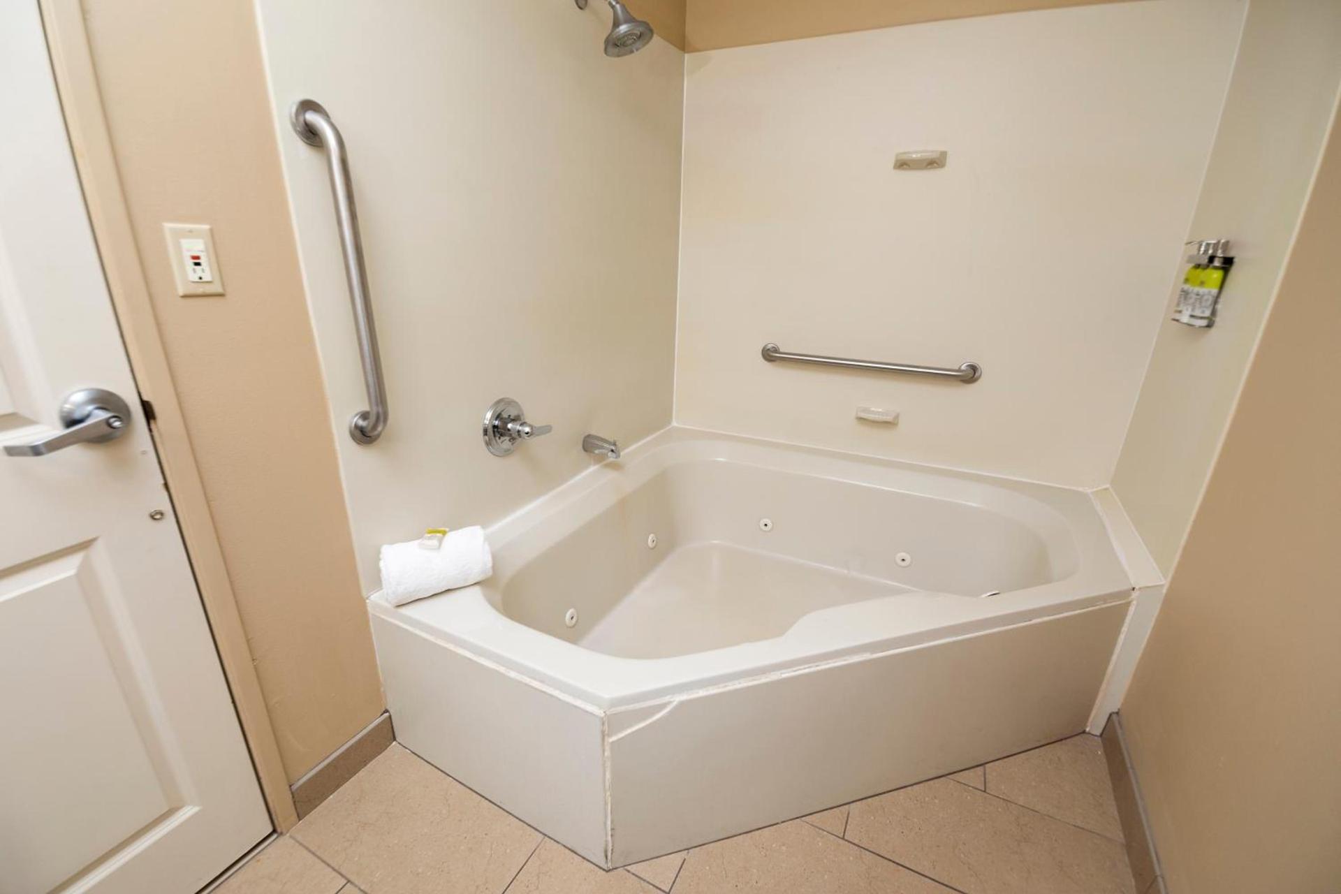Holiday Inn Express Bloomington West by IHG photo 36