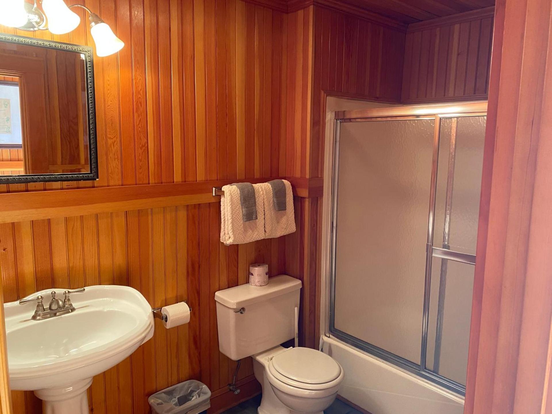 Whistling Winds Motel photo 17