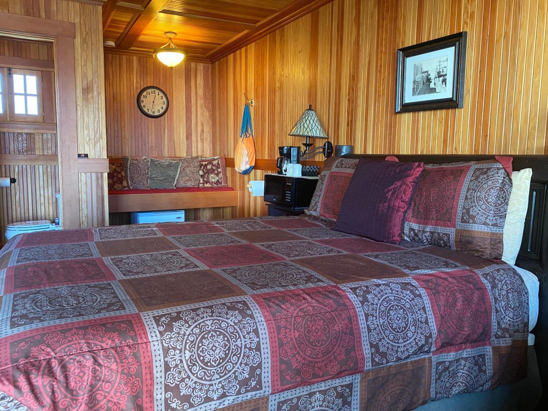 Whistling Winds Motel photo 34