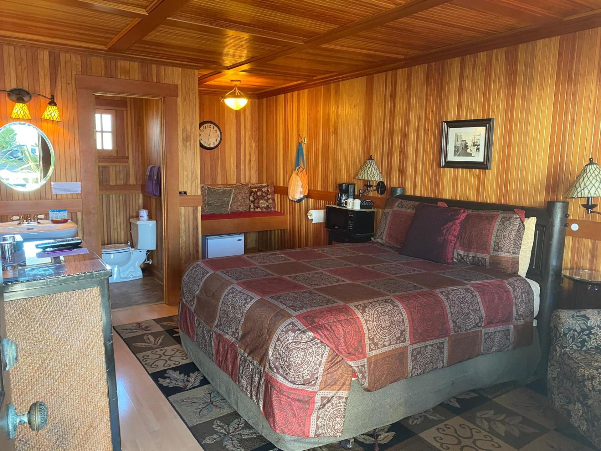 Whistling Winds Motel photo 39