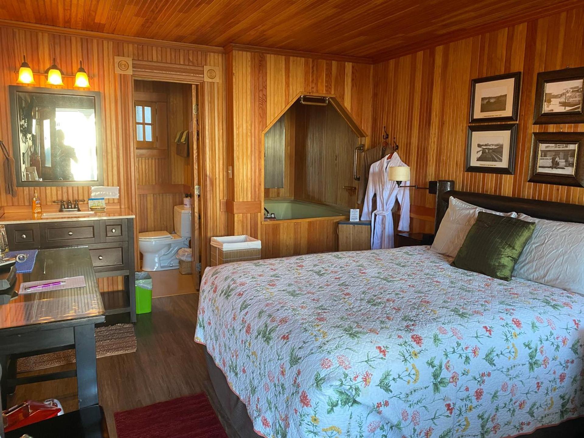 Whistling Winds Motel photo 49