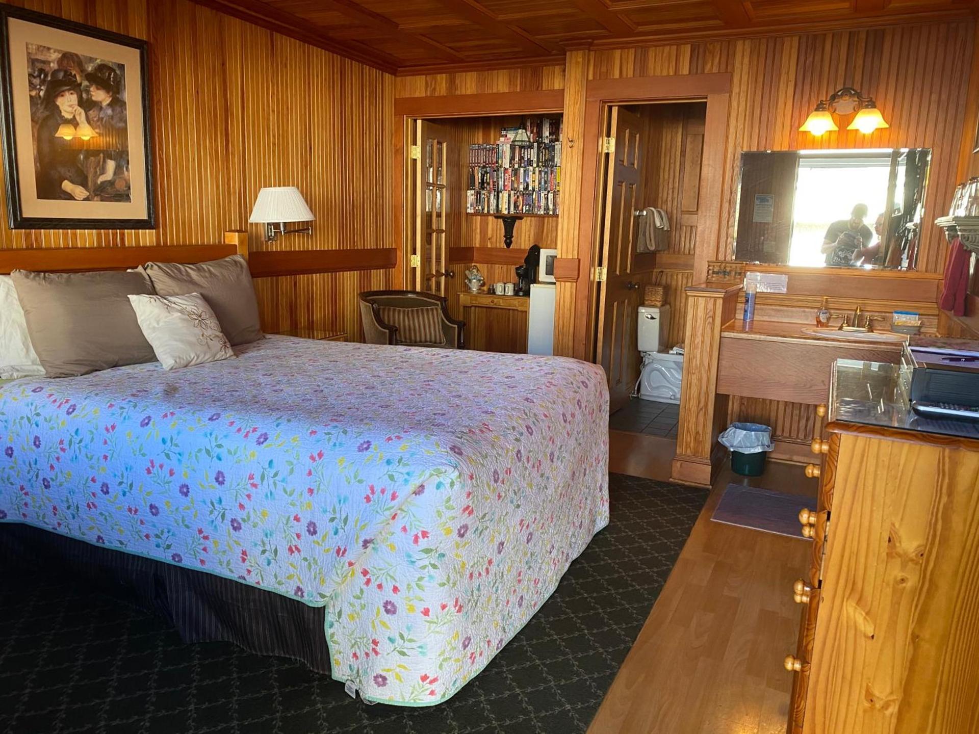 Whistling Winds Motel photo 80