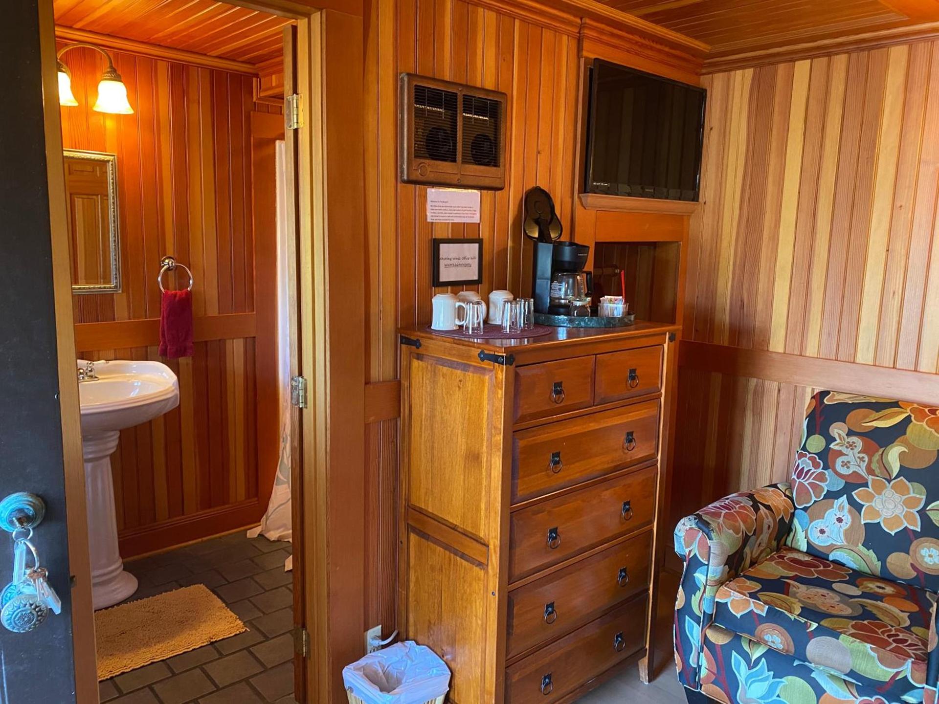 Whistling Winds Motel photo 65