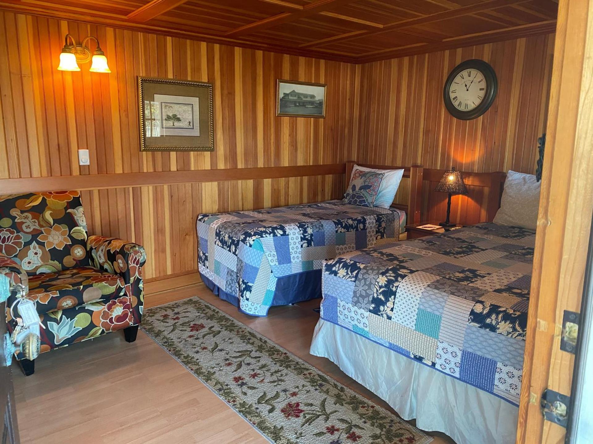 Whistling Winds Motel photo 57