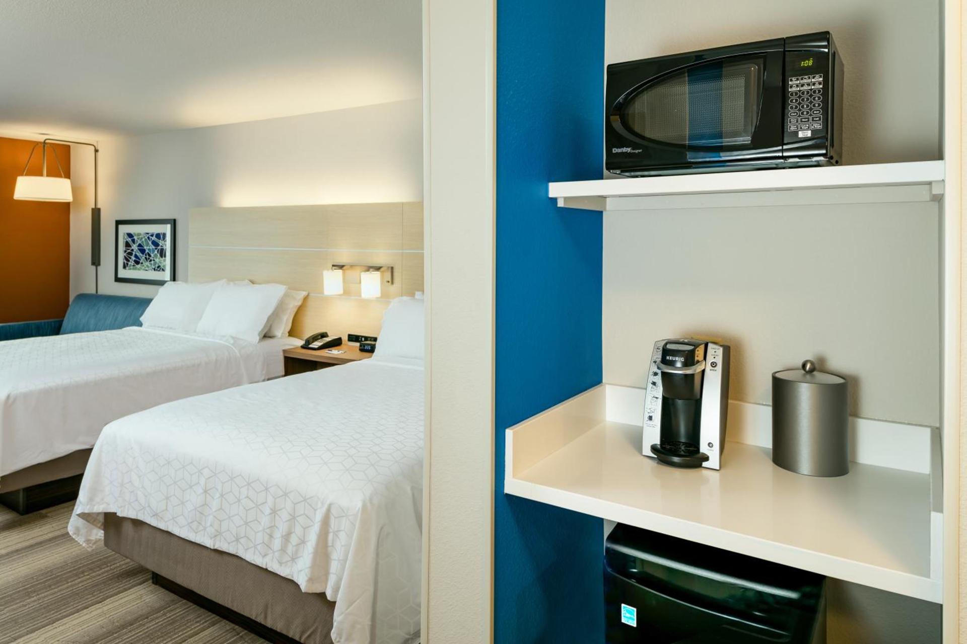 Holiday Inn Express & Suites - Medford by IHG photo 2