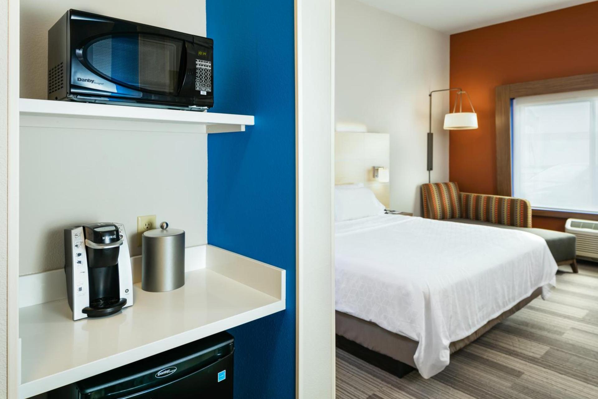 Holiday Inn Express & Suites - Medford by IHG photo 8